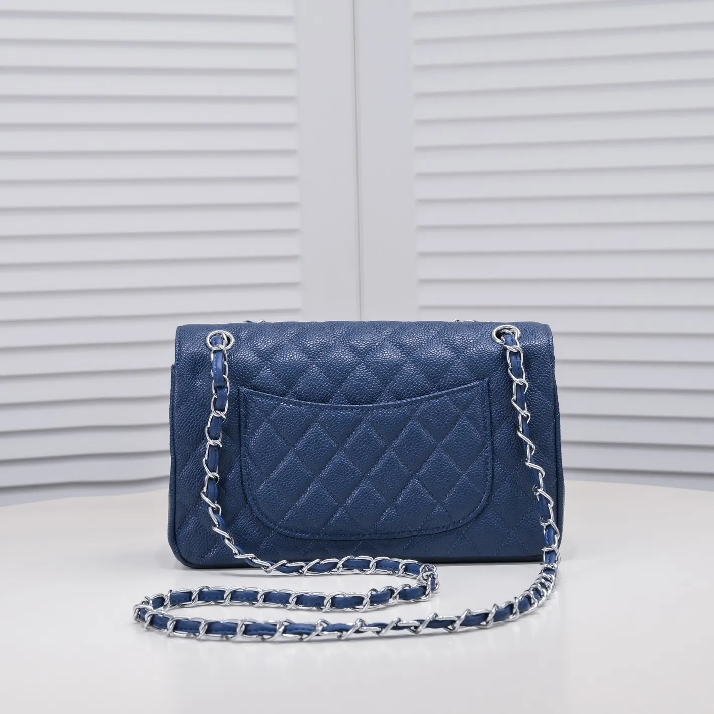 💰400￥Dark blue Chanel,...Palace-level poison👏...Original overseas factory CF2.55...😱 Absolutely the top-grade caviar ball grain cowhide you have never seen...✨Real K gold➰Gold buckle✨👑 The line spacing is perfectly consistent. The side of the bag is perfectly streamlined👏..It must have such a texture to be perfect💋 Follow the 9-pin diamond pattern. The flip cover is smooth and seamless ☑️ Strong visual three-dimensional effect 🔱 The diamond pattern is full and delicate 💑 It is super smooth, soft and comfortable to use 👒 CF is a must-have for girls. Size: 25.5*16*6.5cm. Style number: 1112 ball pattern