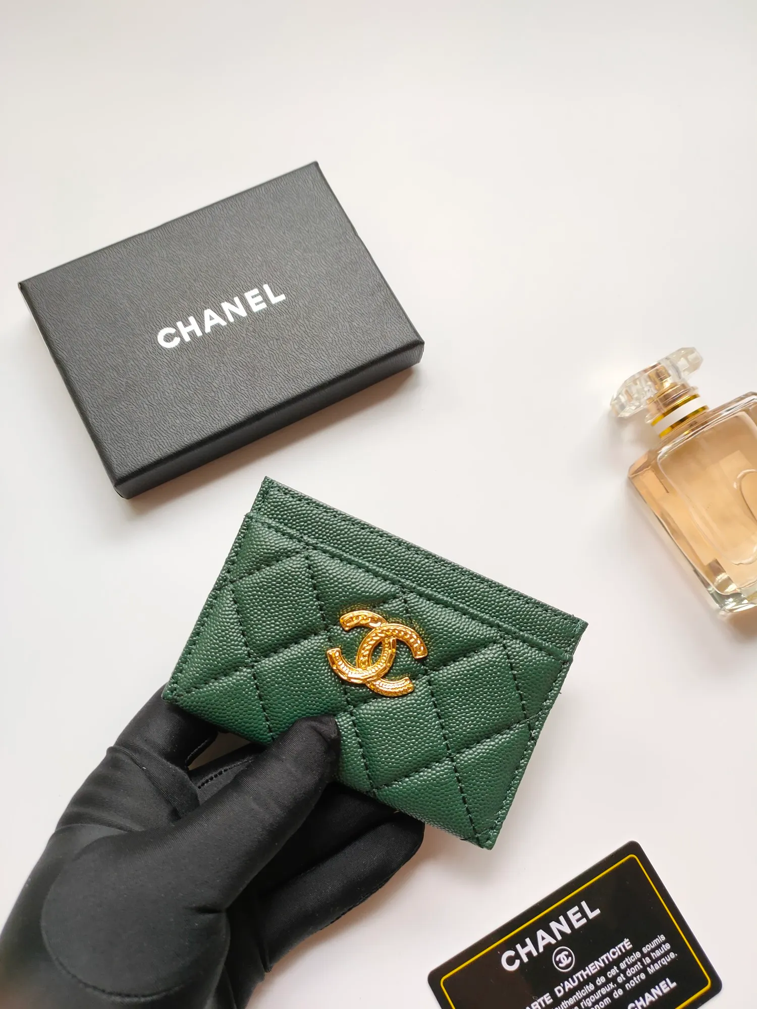 💰90💰Model 3188 CHANEL 22k embossed lgo large double C hardware, official website latest in 2023🆕card holder, caviar medium ball grain cowhide, anti-scratch, super glossy, 3 card slots each put a card, you can also put a card + a few coins in the middle