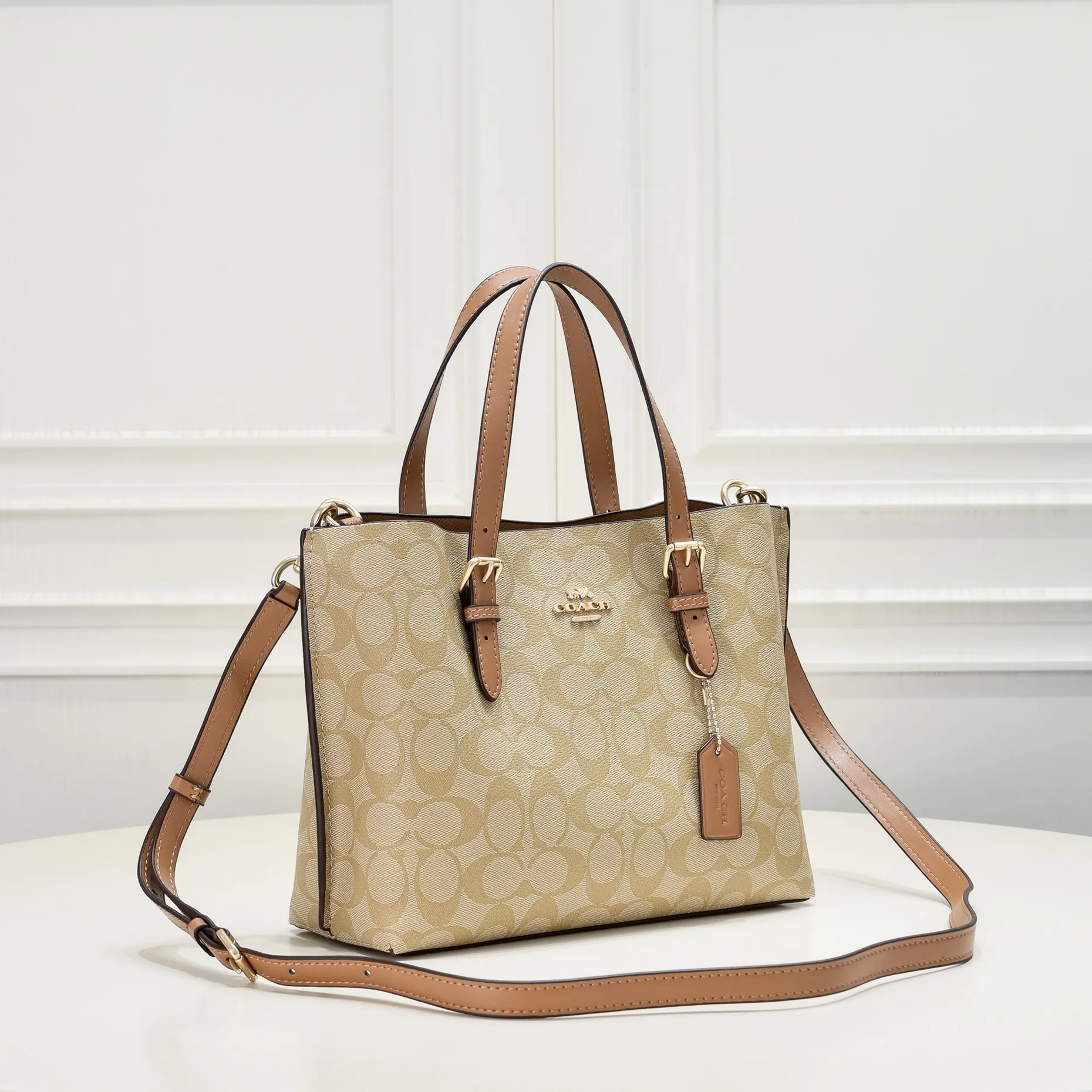 P340 [Top original order] Coach's new Mollie tote tote bag, small size c4250. Small tote bags are very popular recently~ It has a tote shape and is very delicate and compact. The presbyopic color is particularly classic, and the compartment has a zipper, which is very practical! Size:25*19*12cm