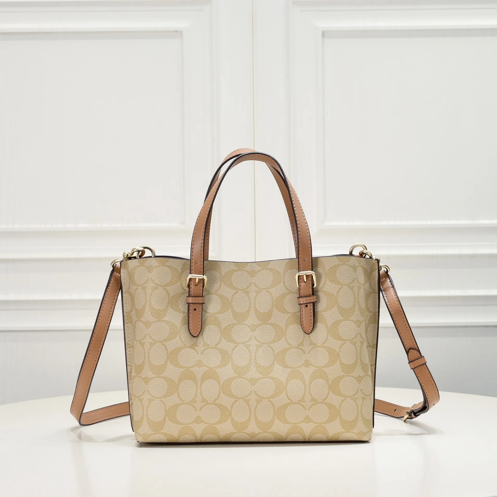 P340 [Top original order] Coach's new Mollie tote tote bag, small size c4250. Small tote bags are very popular recently~ It has a tote shape and is very delicate and compact. The presbyopic color is particularly classic, and the compartment has a zipper, which is very practical! Size:25*19*12cm
