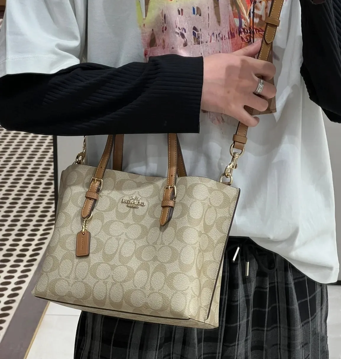 P340 [Top original order] Coach's new Mollie tote tote bag, small size c4250. Small tote bags are very popular recently~ It has a tote shape and is very delicate and compact. The presbyopic color is particularly classic, and the compartment has a zipper, which is very practical! Size:25*19*12cm