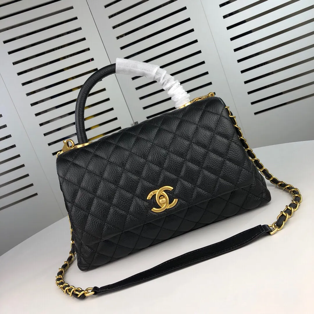 💰440￥Large black Chanel💥Unique design buckle flap bag that can be used as a shoulder or hand carry🙌Purchased imported first-layer cowhide🐂Pebbled grainⓂ️Unique material with upgraded version of fully imported gilt hardware💍💍💍Top Top-notch masters😜Purely handcrafted and meticulously crafted😏You can dress up with a high-end [Chanel] to make you graceful and radiant💃Forever fashionable Style number: 92992, size: 28*17*9,