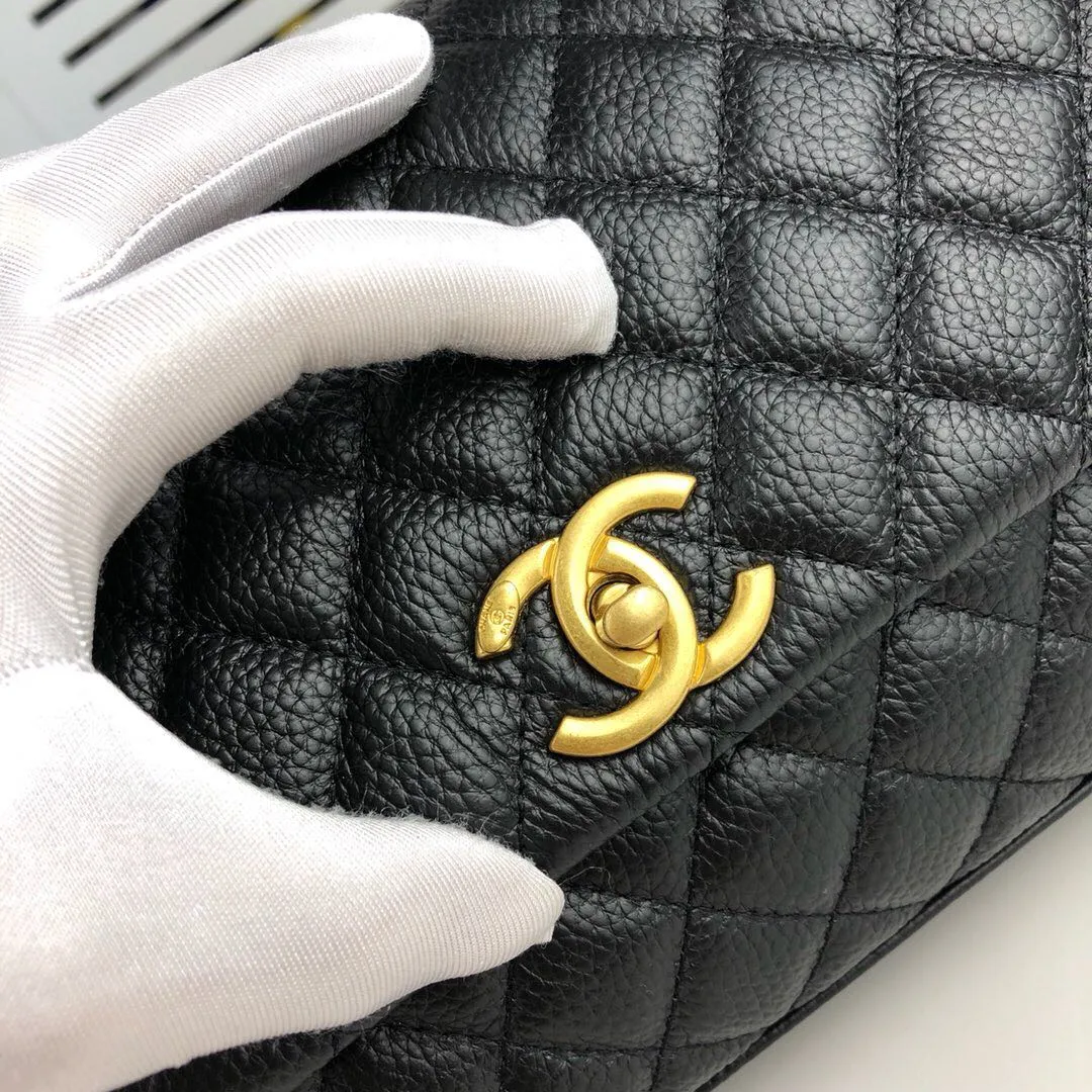 💰440￥Large black Chanel💥Unique design buckle flap bag that can be used as a shoulder or hand carry🙌Purchased imported first-layer cowhide🐂Pebbled grainⓂ️Unique material with upgraded version of fully imported gilt hardware💍💍💍Top Top-notch masters😜Purely handcrafted and meticulously crafted😏You can dress up with a high-end [Chanel] to make you graceful and radiant💃Forever fashionable Style number: 92992, size: 28*17*9,