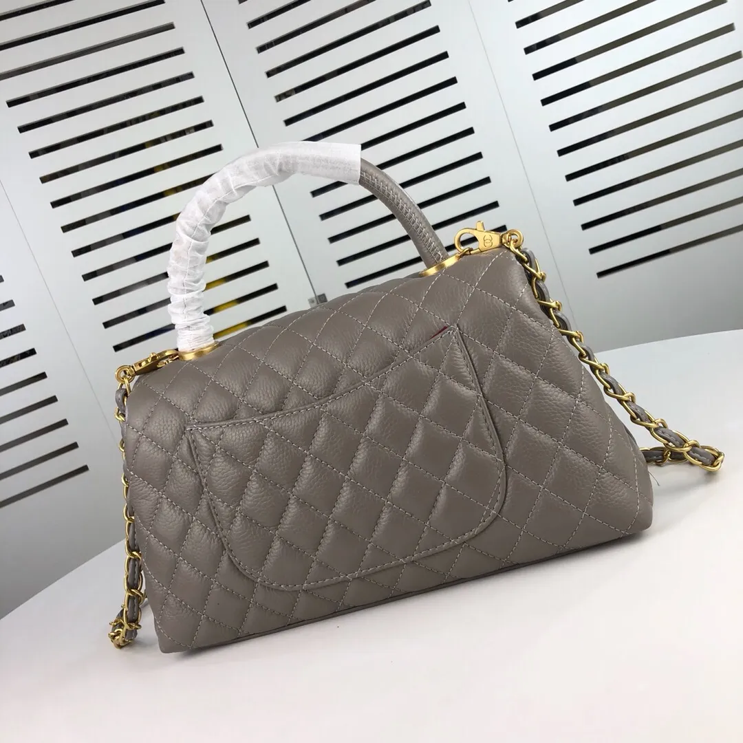 💰440￥Large gray Chanel💥Unique design buckle flap bag that can be used as a shoulder or hand carry🙌Purchased imported first-layer cowhide🐂Pebbled grainⓂ️Unique material with upgraded version of fully imported gilt hardware💍💍💍Top Top-notch masters😜Purely handcrafted and meticulously crafted😏You can dress up with a high-end [Chanel] to make you graceful and radiant💃Forever fashionable Style number: 92992, size: 28*17*9,