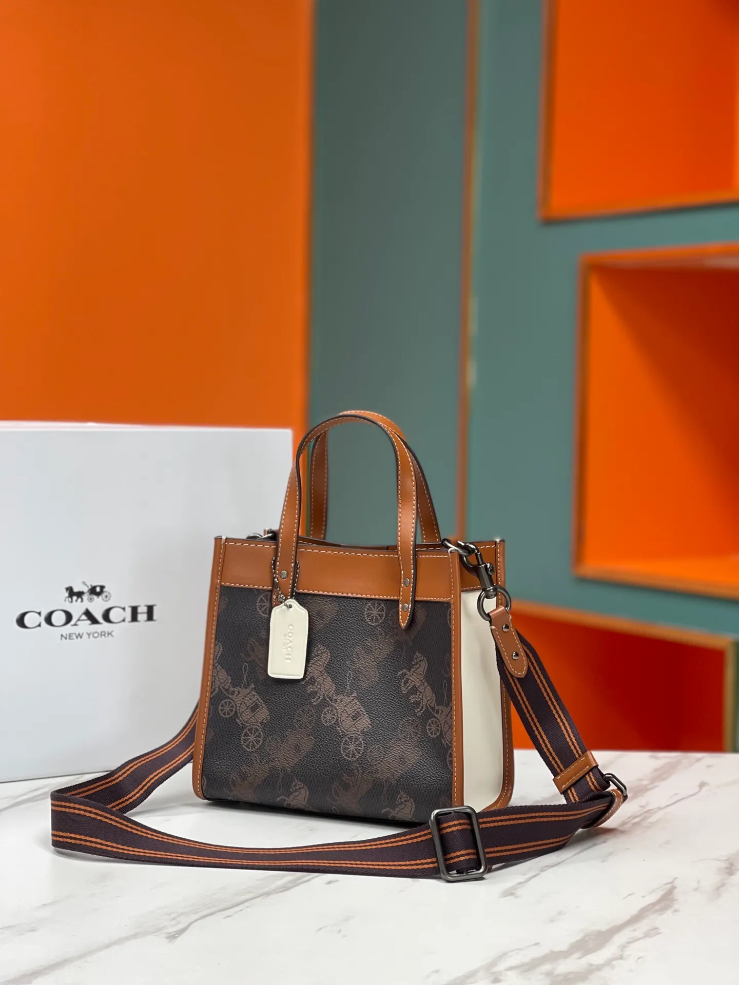 Top original order batch 420💰coach/Coach new counter new color model number CM708. Coach Field Tote 22 Classic C logo series tote, simple yet high-end. Square and square. It looks cute and cute. It can be carried in the hand, on the shoulder, or cross-body. It is versatile and practical. It is super popular ~ the favorite of petite girls~ Size: 22*21*12 cm,
