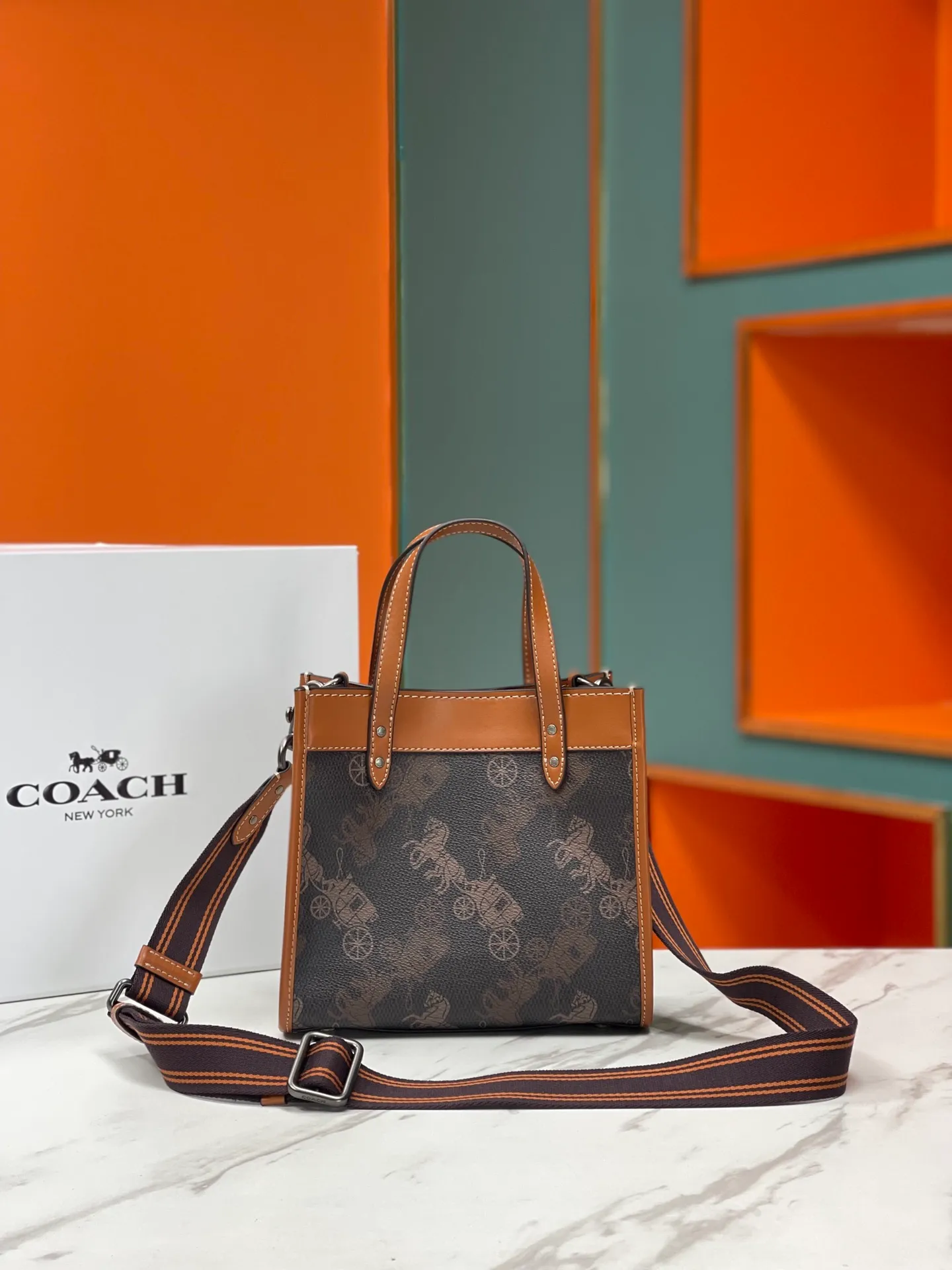 Top original order batch 420💰coach/Coach new counter new color model number CM708. Coach Field Tote 22 Classic C logo series tote, simple yet high-end. Square and square. It looks cute and cute. It can be carried in the hand, on the shoulder, or cross-body. It is versatile and practical. It is super popular ~ the favorite of petite girls~ Size: 22*21*12 cm,