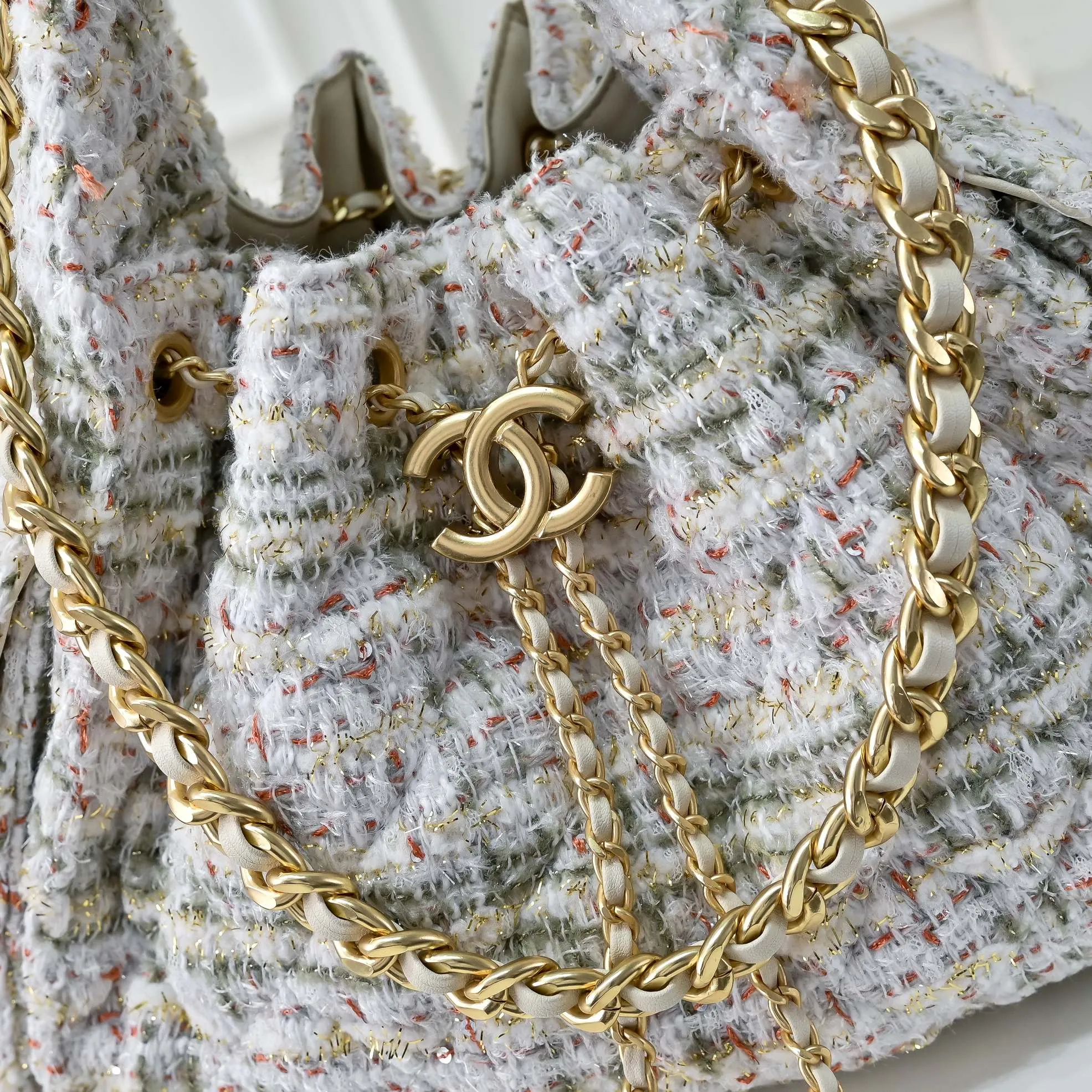 💰500￥Upgraded version of chanel 25c bag Wang Mao Ni hobo armpit bag hippie armpit bag small retro gold coin button drawstring bucket bag + rhombus pattern + retro black gold classic chain design, full of high-end sense! A must-have for daily travel, with exquisite appearance and delicate texture, it can be easily worn in both casual and formal occasions. Size: 30x26x14cm Style No.: 7071 Material: Off-white Mao Ni