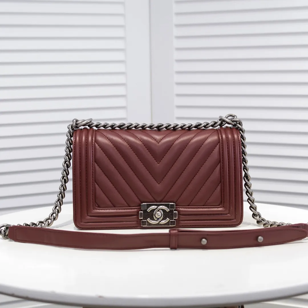 💰420￥ (Full sheepskin with original hardware) [Smile] Chanel Chanel 👑 Lambskin [Lightning] Thickened electroplated hardware accessories 🌈 The workmanship is comparable to the original order 💪 The bottom can be pinched and rebounded without trace, absolutely spot-on and real-life, fashionable and durable 💪💪 High-end quality, no pressure in and out of the drill cabinet 💏, size 25*15*8cm, style number: 67086V grid