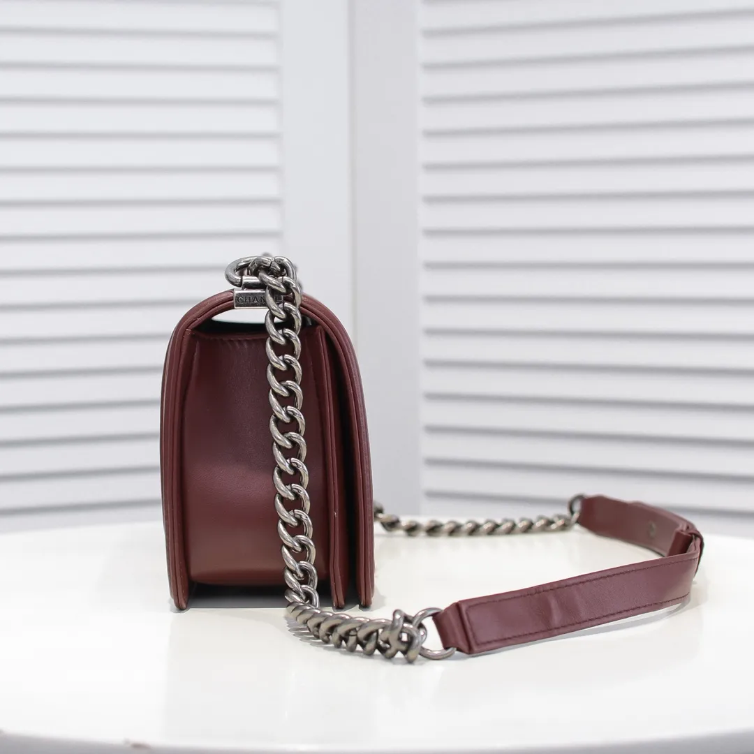 💰420￥ (Full sheepskin with original hardware) [Smile] Chanel Chanel 👑 Lambskin [Lightning] Thickened electroplated hardware accessories 🌈 The workmanship is comparable to the original order 💪 The bottom can be pinched and rebounded without trace, absolutely spot-on and real-life, fashionable and durable 💪💪 High-end quality, no pressure in and out of the drill cabinet 💏, size 25*15*8cm, style number: 67086V grid