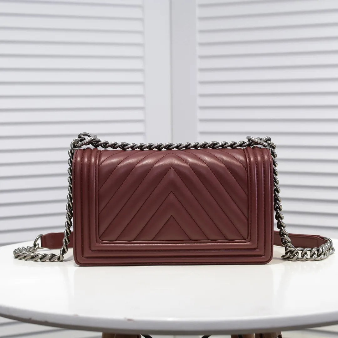 💰420￥ (Full sheepskin with original hardware) [Smile] Chanel Chanel 👑 Lambskin [Lightning] Thickened electroplated hardware accessories 🌈 The workmanship is comparable to the original order 💪 The bottom can be pinched and rebounded without trace, absolutely spot-on and real-life, fashionable and durable 💪💪 High-end quality, no pressure in and out of the drill cabinet 💏, size 25*15*8cm, style number: 67086V grid