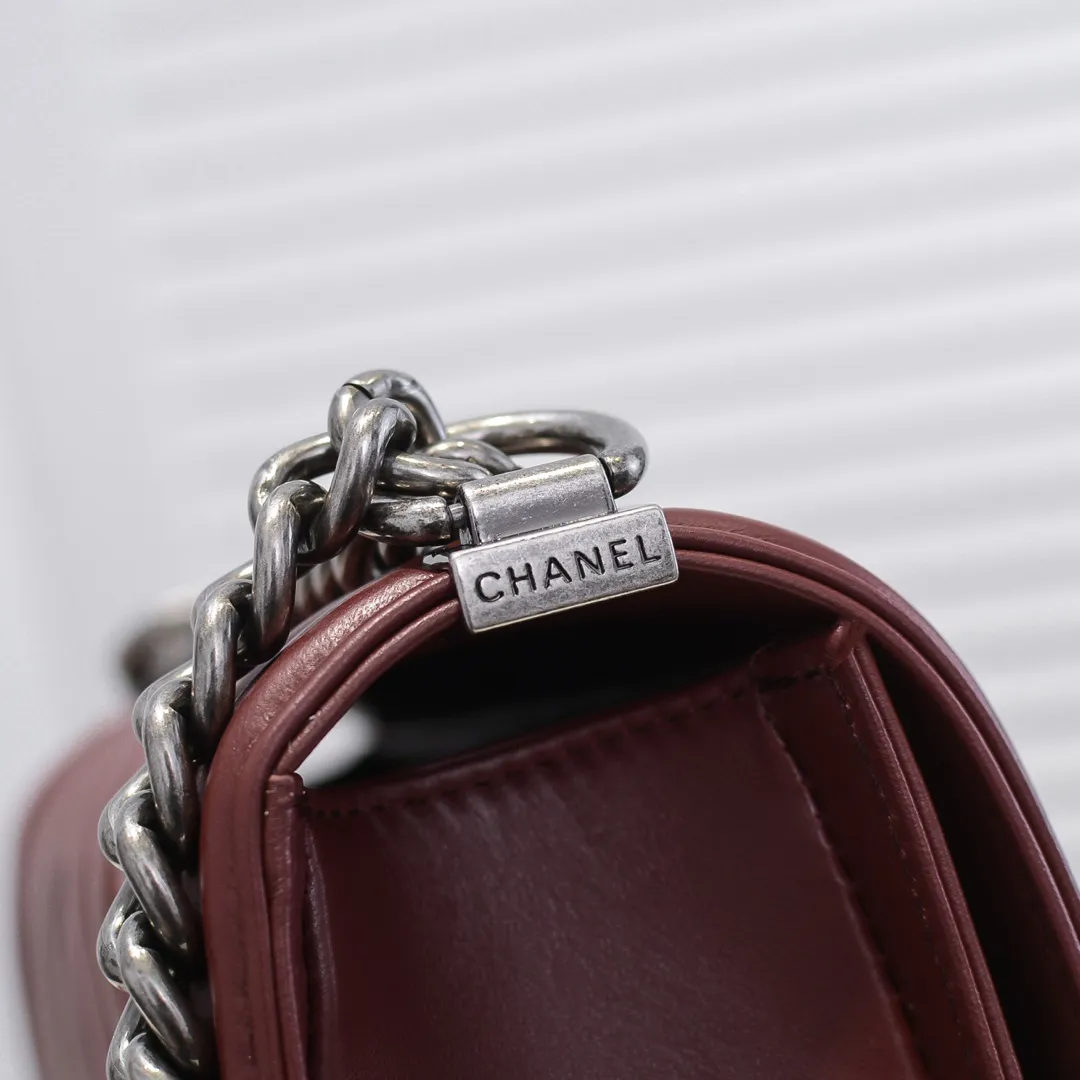 💰420￥ (Full sheepskin with original hardware) [Smile] Chanel Chanel 👑 Lambskin [Lightning] Thickened electroplated hardware accessories 🌈 The workmanship is comparable to the original order 💪 The bottom can be pinched and rebounded without trace, absolutely spot-on and real-life, fashionable and durable 💪💪 High-end quality, no pressure in and out of the drill cabinet 💏, size 25*15*8cm, style number: 67086V grid