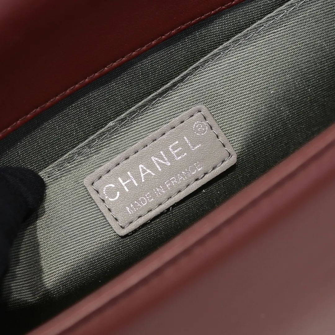 💰420￥ (Full sheepskin with original hardware) [Smile] Chanel Chanel 👑 Lambskin [Lightning] Thickened electroplated hardware accessories 🌈 The workmanship is comparable to the original order 💪 The bottom can be pinched and rebounded without trace, absolutely spot-on and real-life, fashionable and durable 💪💪 High-end quality, no pressure in and out of the drill cabinet 💏, size 25*15*8cm, style number: 67086V grid