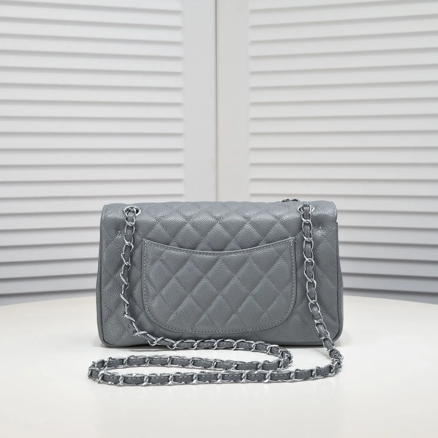 💰400￥Gray Chanel,...Palace-level poison👏...Original overseas factory CF2.55...😱 Absolutely the top-notch caviar ball-grain cowhide you have never seen...✨Real K gold➰Gold buckle✨👑 The line spacing is perfectly consistent. The side of the bag is perfectly streamlined👏..It must have such a texture to be perfect💋 Follow the 9-pin diamond pattern. The flip cover is smooth and seamless ☑️ Strong visual three-dimensional effect 🔱 The diamond pattern is full and delicate 💑 It is super smooth, soft and comfortable to use 👒 CF is a must-have for girls. Size: 25.5*16*6.5cm. Style number: 1112 ball pattern