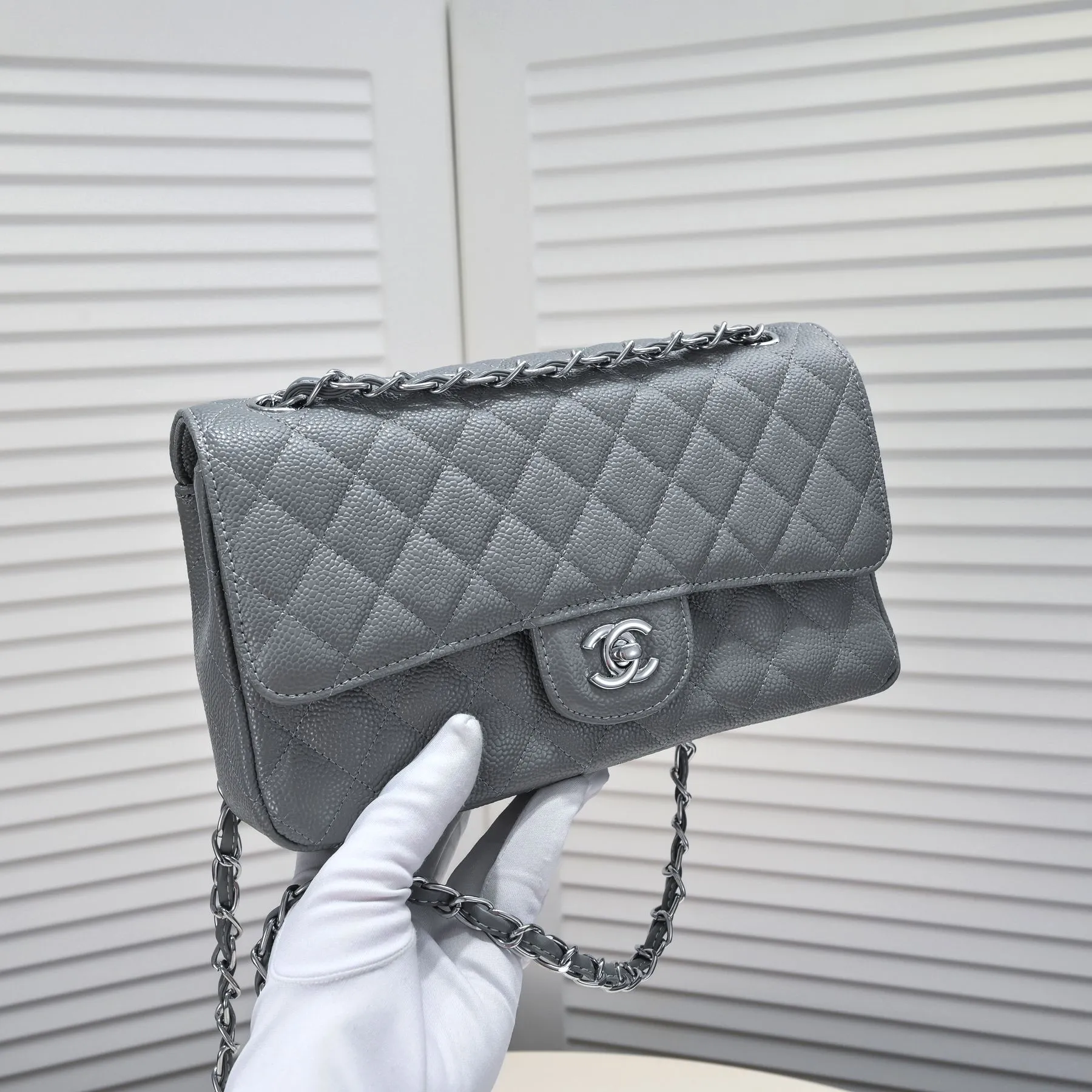 💰400￥Gray Chanel,...Palace-level poison👏...Original overseas factory CF2.55...😱 Absolutely the top-notch caviar ball-grain cowhide you have never seen...✨Real K gold➰Gold buckle✨👑 The line spacing is perfectly consistent. The side of the bag is perfectly streamlined👏..It must have such a texture to be perfect💋 Follow the 9-pin diamond pattern. The flip cover is smooth and seamless ☑️ Strong visual three-dimensional effect 🔱 The diamond pattern is full and delicate 💑 It is super smooth, soft and comfortable to use 👒 CF is a must-have for girls. Size: 25.5*16*6.5cm. Style number: 1112 ball pattern