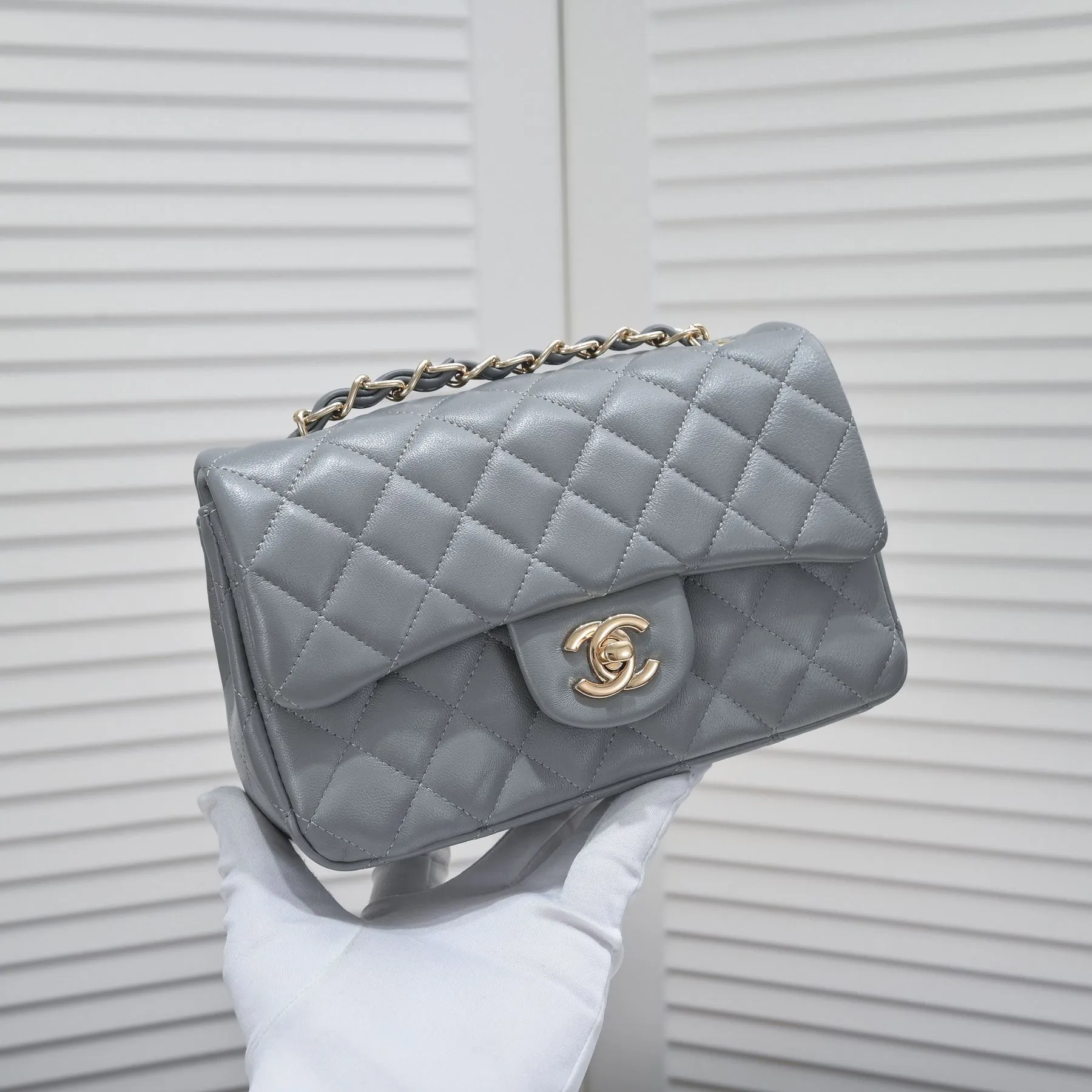 💰320￥Gray CF versatile lambskin🌹 Chanel💃🏻‼ ️Eternal classic style [shy] noble temperament💃🏻favorite of celebrities🌟soft leather and high-end👍counter hardware exquisite workmanship to reject flaws [strong] both dazzling and feminine 😝[strong] luxurious and durable🌟Size: 20*14*7cm Style number: 1116