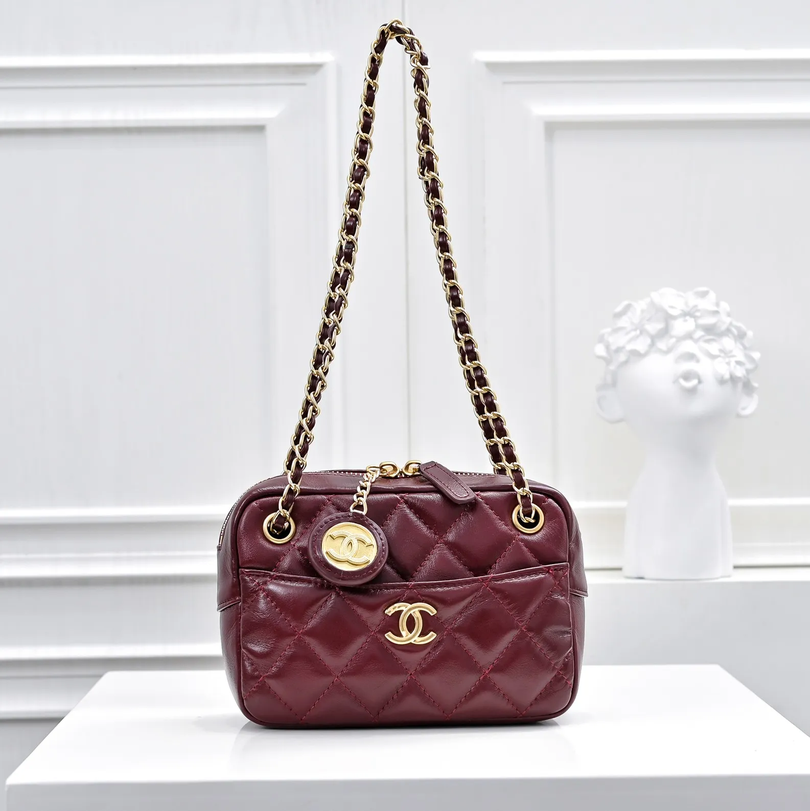 💰420￥👑CHANEL 24K new autumn and winter series camera bag, first-layer cowhide, you will fall in love at first sight. The double C Logo is so eye-catching, classic and special, the leather is very durable, whether it is worn on one shoulder or cross-body, it is really fragrant ~ cool and casual, lazy and casual, and full of surprises on the back. It is a high-end, lazy and casual bag that is completely exciting! Size: 18x12cm, style number: 371