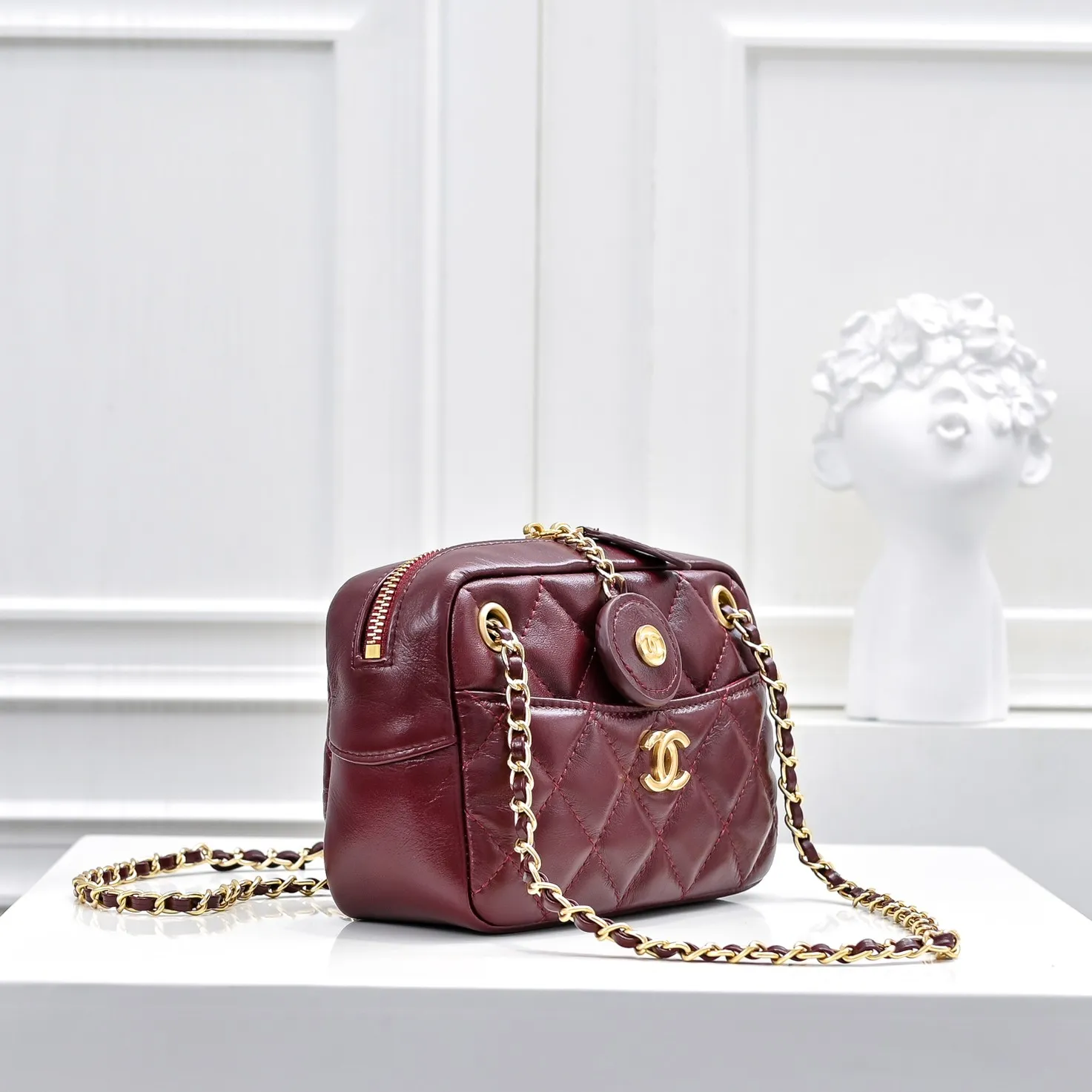 💰420￥👑CHANEL 24K new autumn and winter series camera bag, first-layer cowhide, you will fall in love at first sight. The double C Logo is so eye-catching, classic and special, the leather is very durable, whether it is worn on one shoulder or cross-body, it is really fragrant ~ cool and casual, lazy and casual, and full of surprises on the back. It is a high-end, lazy and casual bag that is completely exciting! Size: 18x12cm, style number: 371