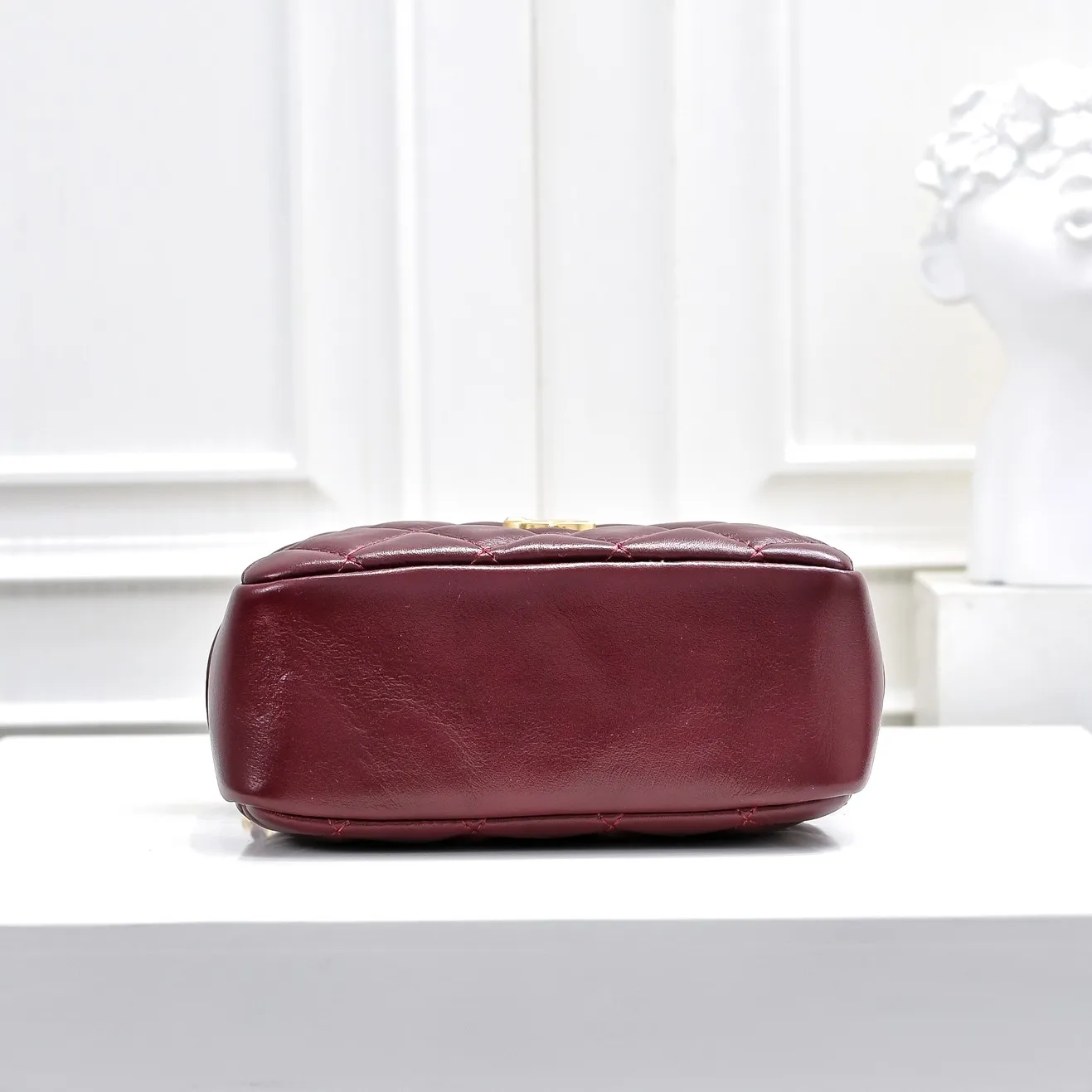 💰420￥👑CHANEL 24K new autumn and winter series camera bag, first-layer cowhide, you will fall in love at first sight. The double C Logo is so eye-catching, classic and special, the leather is very durable, whether it is worn on one shoulder or cross-body, it is really fragrant ~ cool and casual, lazy and casual, and full of surprises on the back. It is a high-end, lazy and casual bag that is completely exciting! Size: 18x12cm, style number: 371
