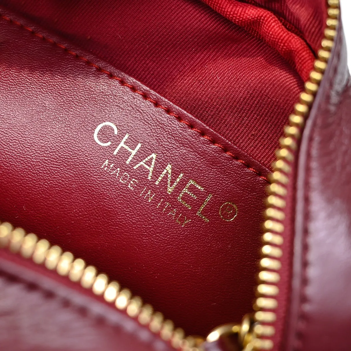 💰420￥👑CHANEL 24K new autumn and winter series camera bag, first-layer cowhide, you will fall in love at first sight. The double C Logo is so eye-catching, classic and special, the leather is very durable, whether it is worn on one shoulder or cross-body, it is really fragrant ~ cool and casual, lazy and casual, and full of surprises on the back. It is a high-end, lazy and casual bag that is completely exciting! Size: 18x12cm, style number: 371