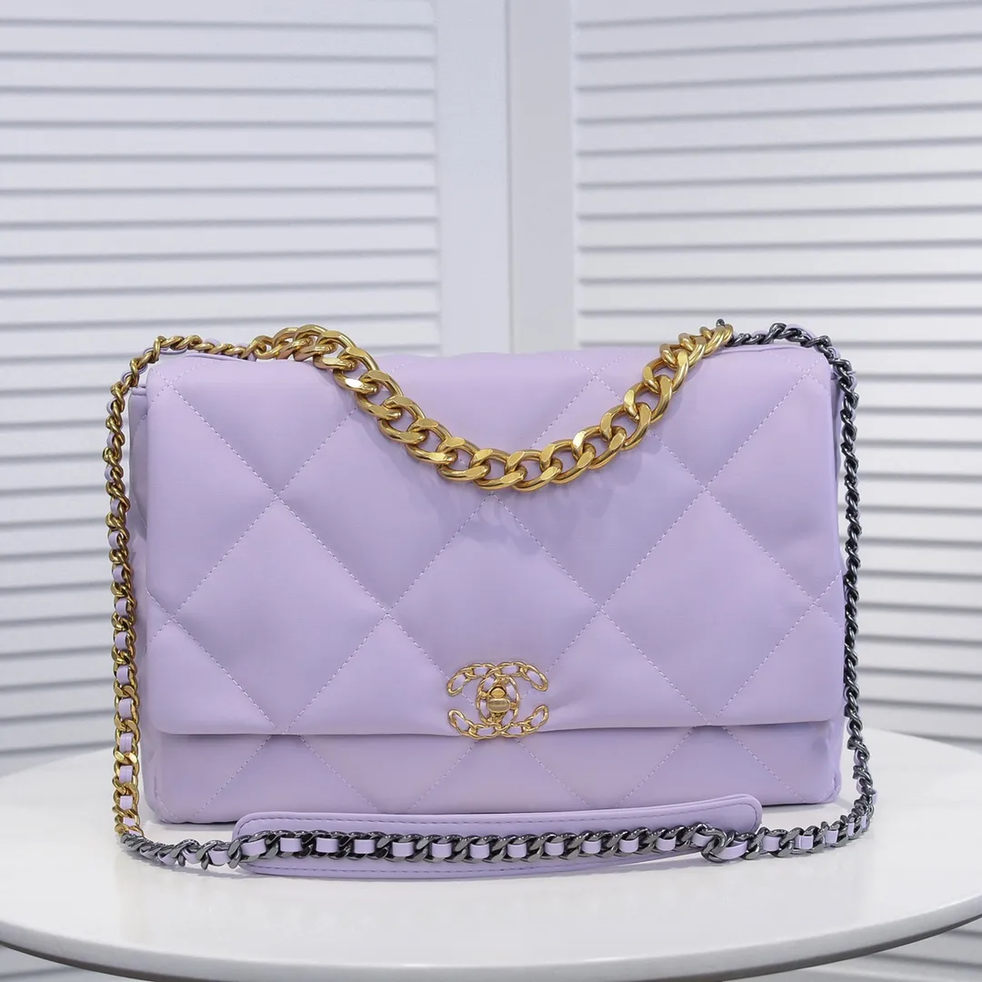💰480￥Purple large size Chanel’s latest hot style is now available📣📣Synchronized with counters🤭Imported cowhide🐂feels very soft. The upper body effect is super good, it can be carried by hand, on one shoulder or cross-body, showing the elegance and charm of women. Hurry up and get it. Style number: 9012. Size: 36*24*14cm.