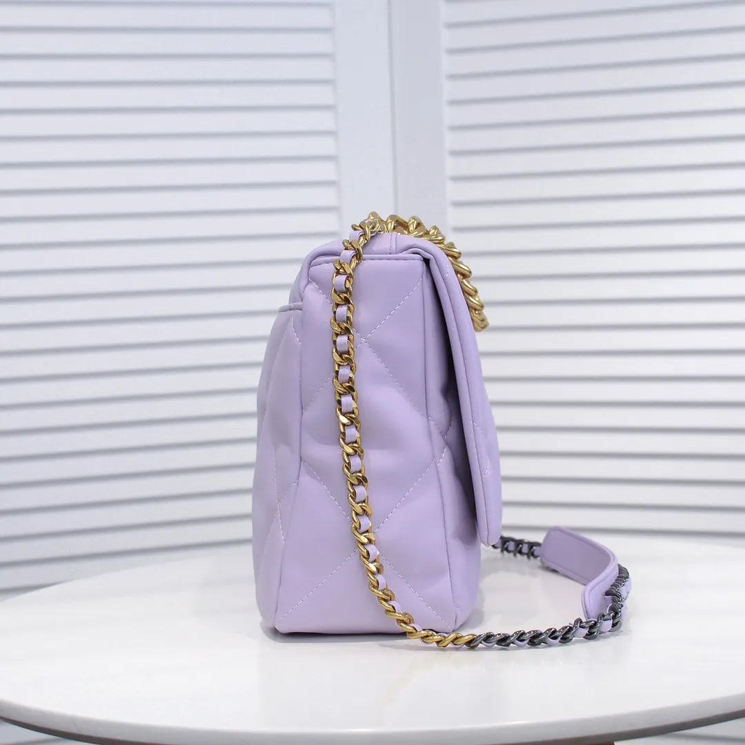 💰480￥Purple large size Chanel’s latest hot style is now available📣📣Synchronized with counters🤭Imported cowhide🐂feels very soft. The upper body effect is super good, it can be carried by hand, on one shoulder or cross-body, showing the elegance and charm of women. Hurry up and get it. Style number: 9012. Size: 36*24*14cm.