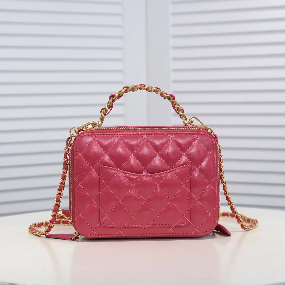 💰420￥Large size👑Chanel 2021 latest large and small camera bags are shipped! The double-zipper handheld camera bag is on sale now; it is made of imported top-layer oil-waxed calfskin. It has a strong sense of light. The leather chain-shaped handle has a retro style, and the compartment design is destined to have extraordinary capacity; it is super easy to store. It combines sophistication and fashion, and it is also great to use as a cosmetic case! Size: Large 13.5*18.5x7.5cm Style number: 9055