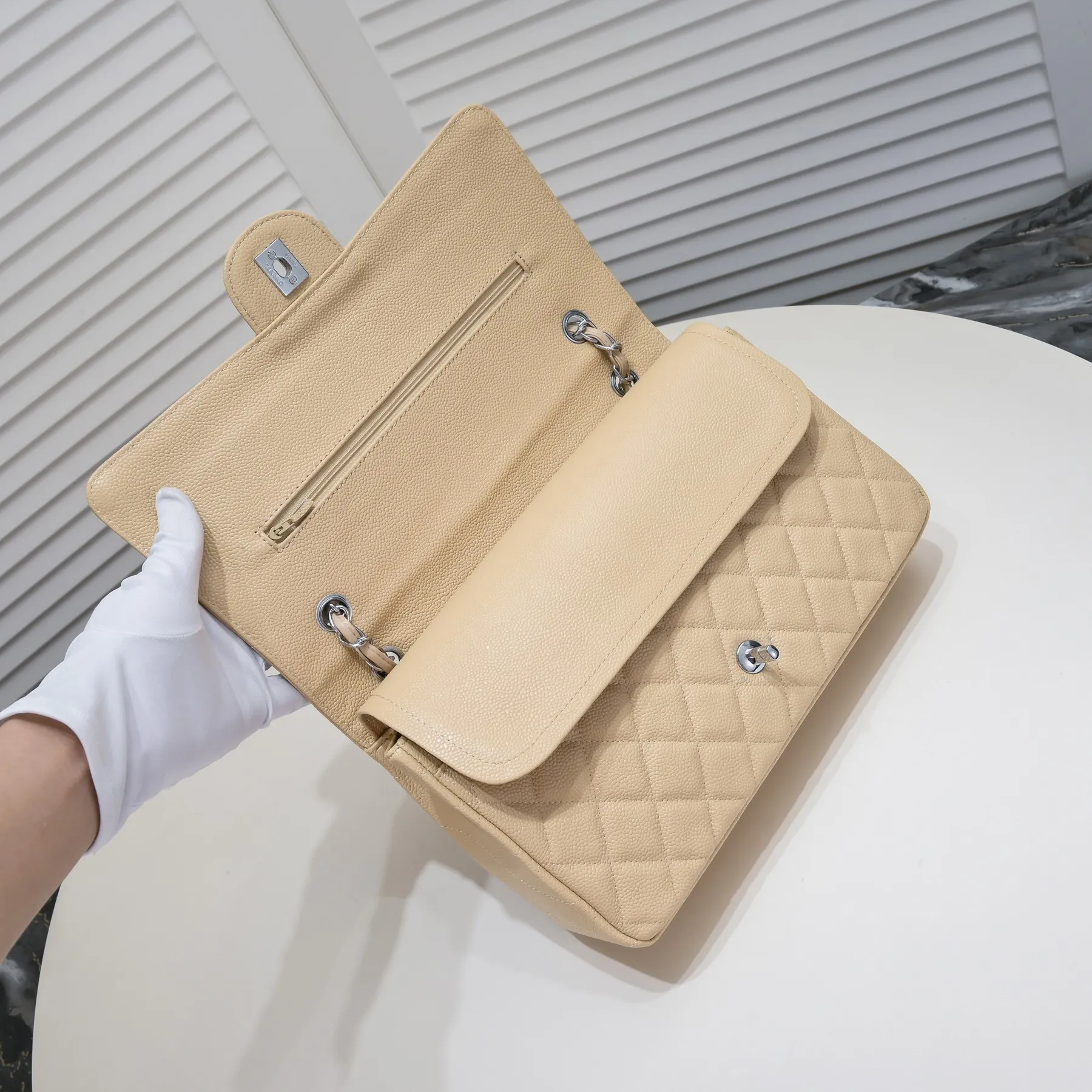 💰460￥Apricot [color] Chanel [color] century classic, carefully crafted with exquisite workmanship of every stitch and thread, imported caviar cowhide with original hardware, full rhombus 💯The shape of the whole bag is particularly soft and perfect 👍👍😔😔Classic and irresistible, size: 30X18X8cm, style number: 1113