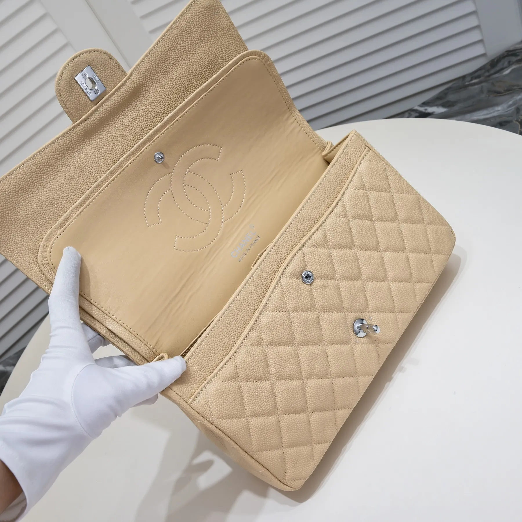 💰460￥Apricot [color] Chanel [color] century classic, carefully crafted with exquisite workmanship of every stitch and thread, imported caviar cowhide with original hardware, full rhombus 💯The shape of the whole bag is particularly soft and perfect 👍👍😔😔Classic and irresistible, size: 30X18X8cm, style number: 1113