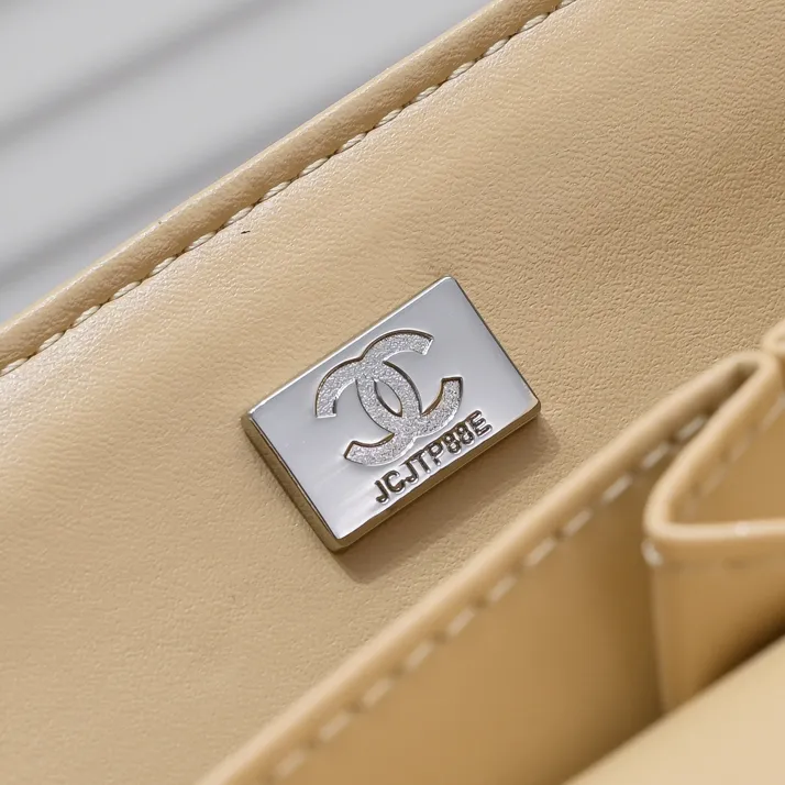 💰460￥Apricot [color] Chanel [color] century classic, carefully crafted with exquisite workmanship of every stitch and thread, imported caviar cowhide with original hardware, full rhombus 💯The shape of the whole bag is particularly soft and perfect 👍👍😔😔Classic and irresistible, size: 30X18X8cm, style number: 1113