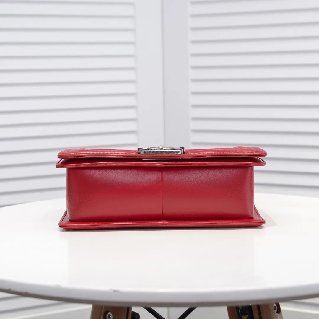 💰420￥ (Full sheepskin with original hardware) [Smile] Chanel Chanel 👑 Lambskin [Lightning] Thickened electroplated hardware accessories 🌈 The workmanship is comparable to the original order 💪 The bottom can be pinched and rebounded without trace, absolutely spot-on and real-life, fashionable and durable 💪💪 High-end quality, no pressure in and out of the drill cabinet 💏, size 25*15*8cm, style number: 67086V grid