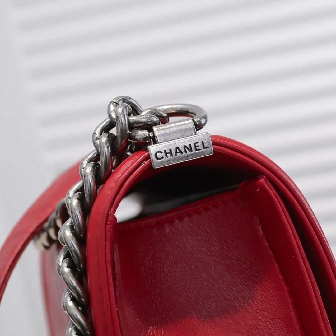 💰420￥ (Full sheepskin with original hardware) [Smile] Chanel Chanel 👑 Lambskin [Lightning] Thickened electroplated hardware accessories 🌈 The workmanship is comparable to the original order 💪 The bottom can be pinched and rebounded without trace, absolutely spot-on and real-life, fashionable and durable 💪💪 High-end quality, no pressure in and out of the drill cabinet 💏, size 25*15*8cm, style number: 67086V grid