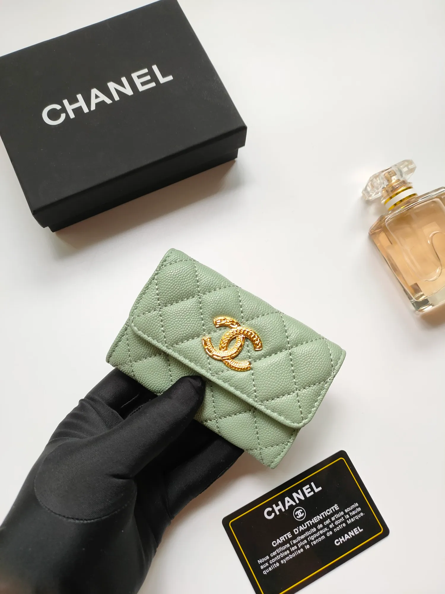 💰140💰 Model AP6118 CHANEL 22k embossed hardware, new double C large lgo with exquisite replica flavor, very beautiful, official website 2023 latest 🆕Card holder Caviar medium ball grain cowhide is scratch-resistant, super glossy, no problem to put about 10 cards, one card can be placed in the cover card slot, and cards + coins can also be placed in the middle It is troublesome to carry a bag that is too big in summer, so it is suitable to put it in a mini bag, which is also convenient to carry in your pocket😍