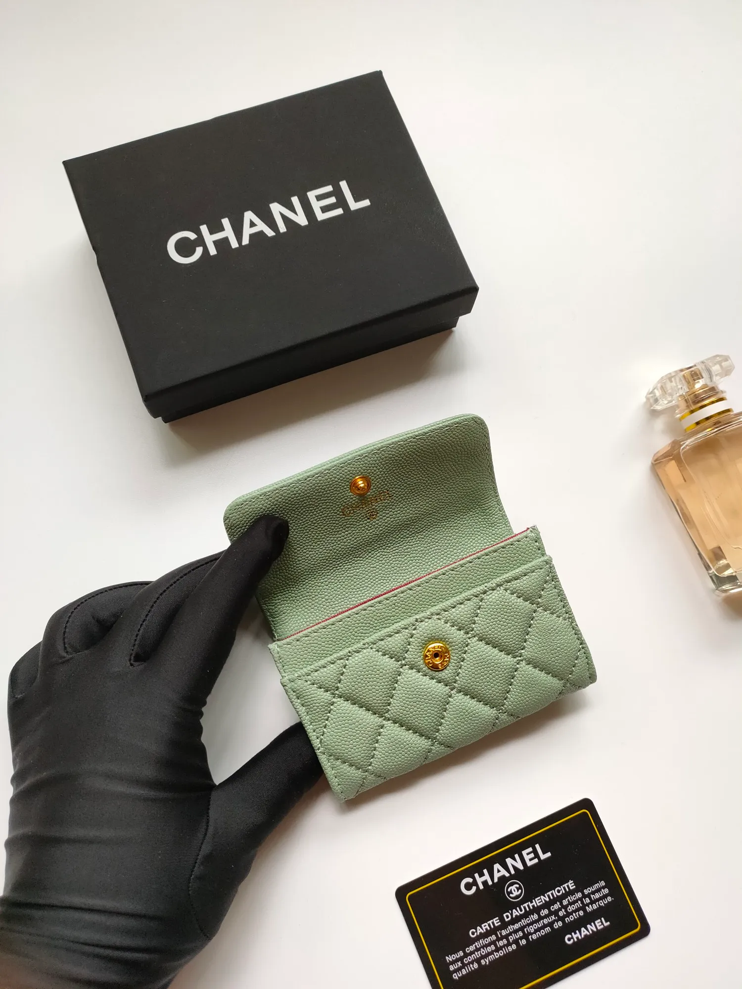 💰140💰 Model AP6118 CHANEL 22k embossed hardware, new double C large lgo with exquisite replica flavor, very beautiful, official website 2023 latest 🆕Card holder Caviar medium ball grain cowhide is scratch-resistant, super glossy, no problem to put about 10 cards, one card can be placed in the cover card slot, and cards + coins can also be placed in the middle It is troublesome to carry a bag that is too big in summer, so it is suitable to put it in a mini bag, which is also convenient to carry in your pocket😍