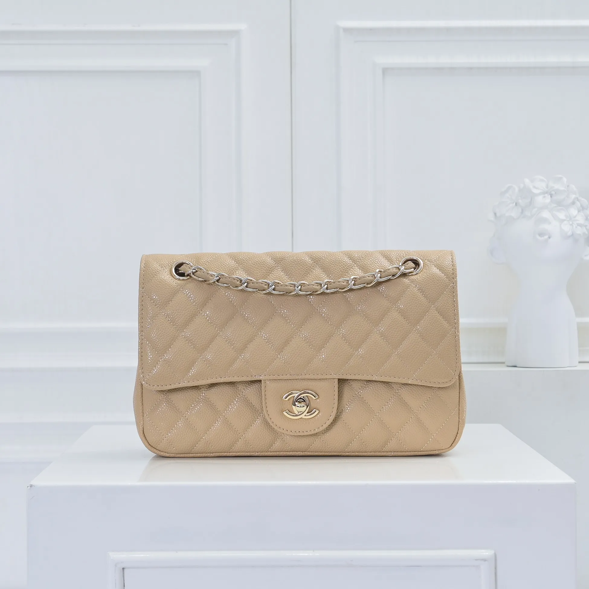 💰420￥Chanel,...Palace-level poison👏...Overseas original factory CF2.55...😱 Absolutely the top-notch caviar ball-grain cowhide you have never seen...✨Real K gold➰Gold buckle✨👑 The line spacing is perfectly consistent. The side of the bag is perfectly streamlined👏..It must have such a texture to be perfect💋 Follow the 9-pin diamond pattern. The flip cover is smooth and seamless ☑️ Strong visual three-dimensional effect 🔱 The diamond pattern is full and delicate 💑 It is super smooth, soft and comfortable to use 👒 CF is a must-have for girls. Size: 25.5*16*6.5cm. Style number: 1112 ball pattern