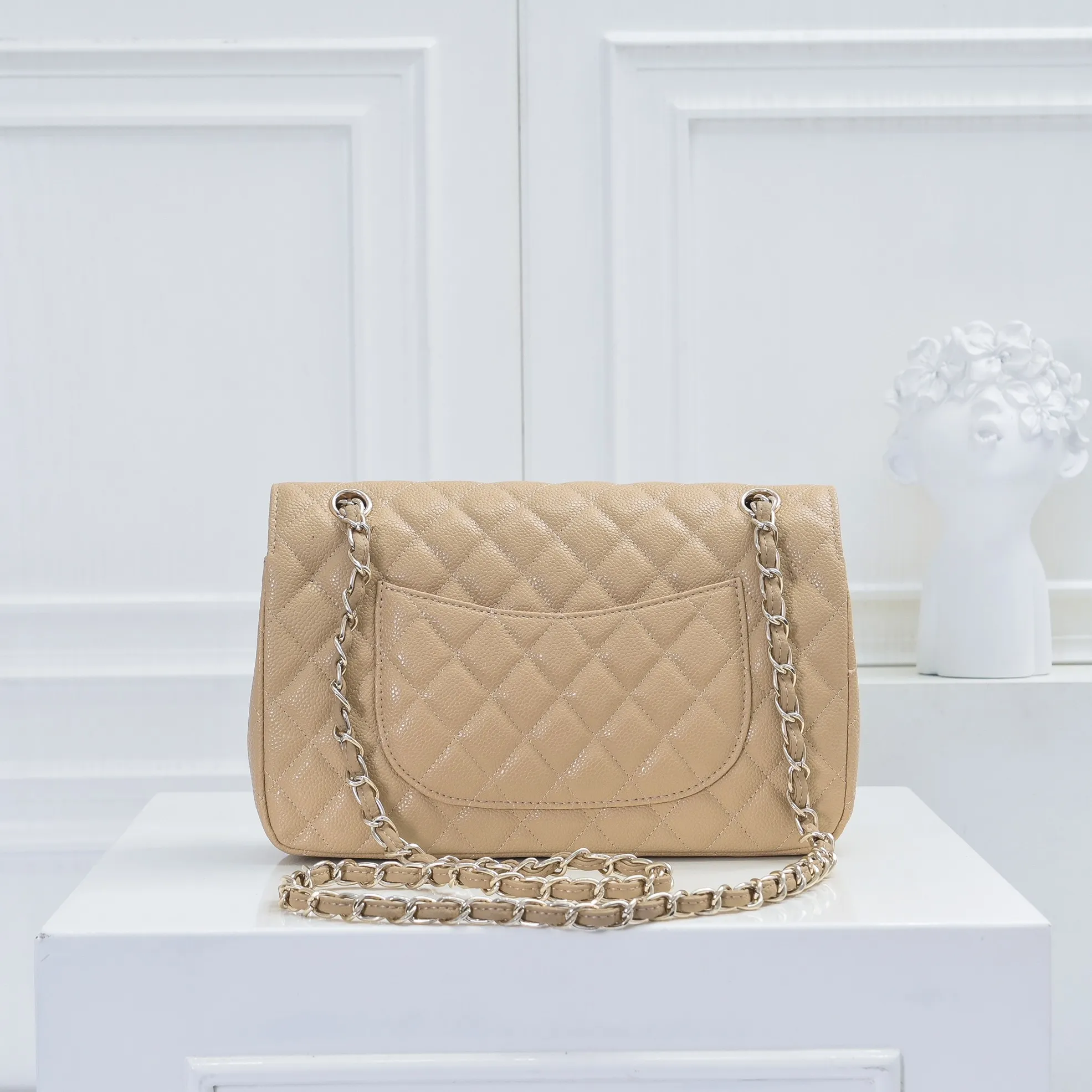💰420￥Chanel,...Palace-level poison👏...Overseas original factory CF2.55...😱 Absolutely the top-notch caviar ball-grain cowhide you have never seen...✨Real K gold➰Gold buckle✨👑 The line spacing is perfectly consistent. The side of the bag is perfectly streamlined👏..It must have such a texture to be perfect💋 Follow the 9-pin diamond pattern. The flip cover is smooth and seamless ☑️ Strong visual three-dimensional effect 🔱 The diamond pattern is full and delicate 💑 It is super smooth, soft and comfortable to use 👒 CF is a must-have for girls. Size: 25.5*16*6.5cm. Style number: 1112 ball pattern
