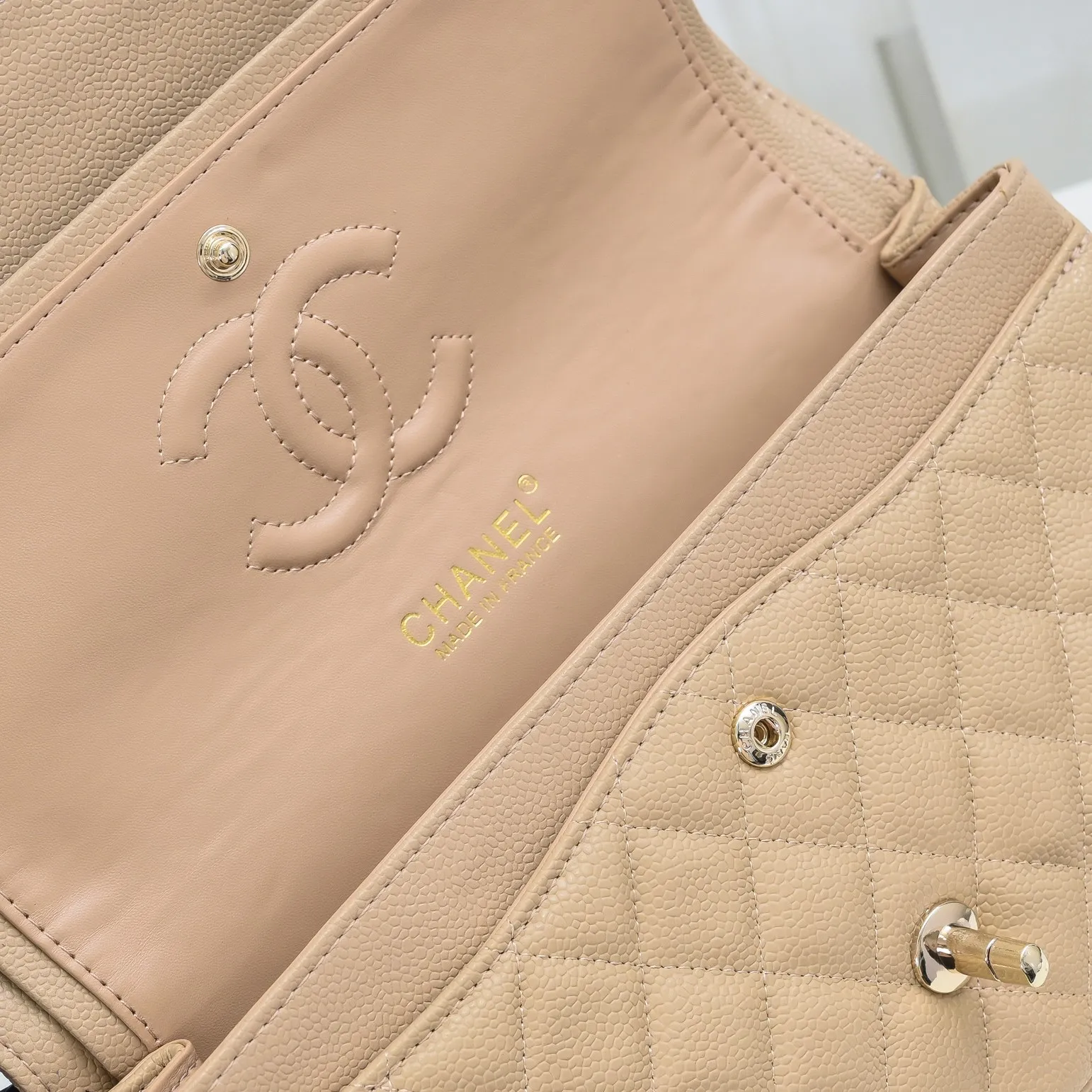 💰420￥Chanel,...Palace-level poison👏...Overseas original factory CF2.55...😱 Absolutely the top-notch caviar ball-grain cowhide you have never seen...✨Real K gold➰Gold buckle✨👑 The line spacing is perfectly consistent. The side of the bag is perfectly streamlined👏..It must have such a texture to be perfect💋 Follow the 9-pin diamond pattern. The flip cover is smooth and seamless ☑️ Strong visual three-dimensional effect 🔱 The diamond pattern is full and delicate 💑 It is super smooth, soft and comfortable to use 👒 CF is a must-have for girls. Size: 25.5*16*6.5cm. Style number: 1112 ball pattern