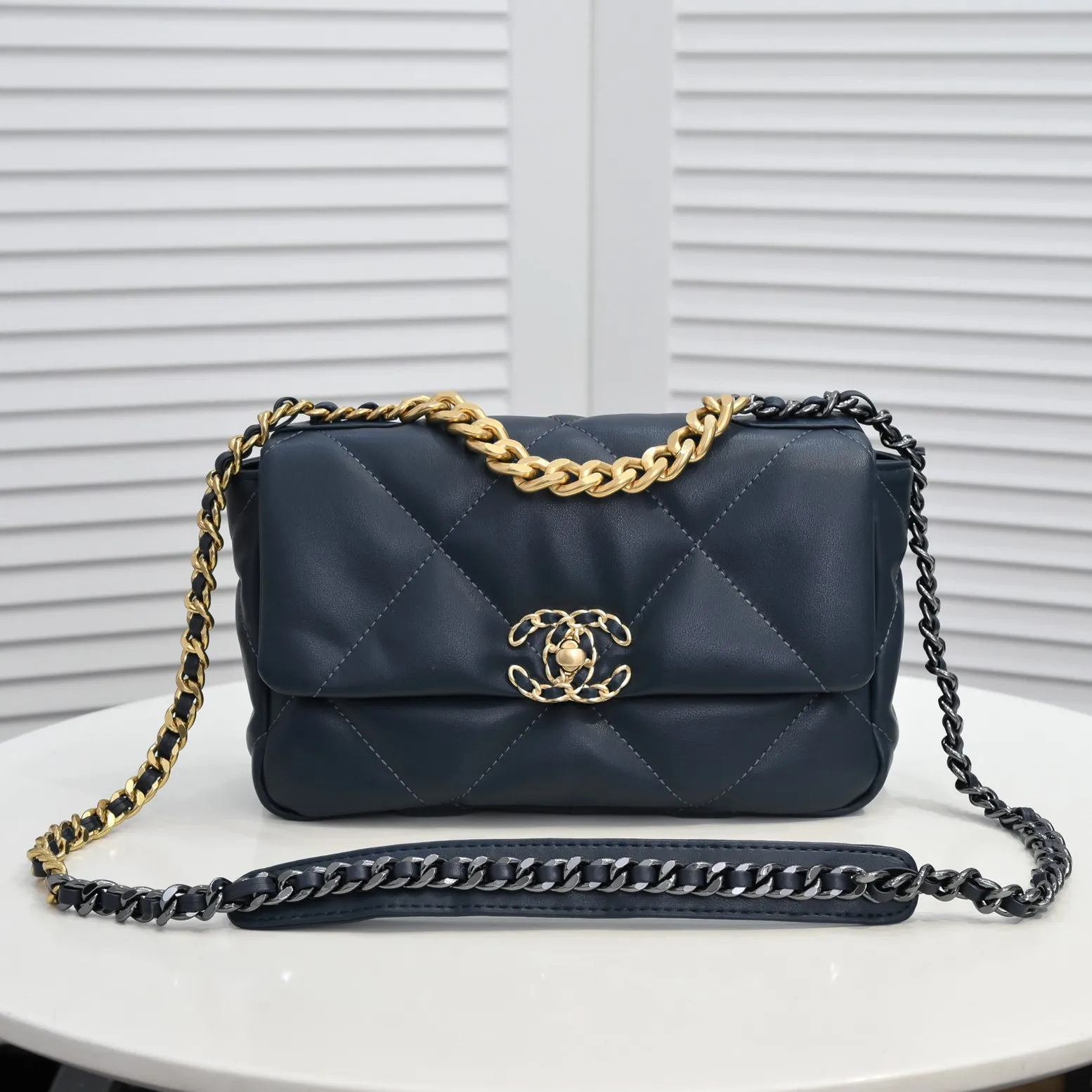 💰370￥ Chanel's latest hot model in the deep blue small size has been shipped📣📣Synchronized at the counter🤭Imported cowhide🐂feels very soft. The upper body effect is super good, it can be carried by hand, on one shoulder or cross-body, showing the elegance and charm of women. Hurry up and get it. Style number: 9010. Size: 26*16*10cm.