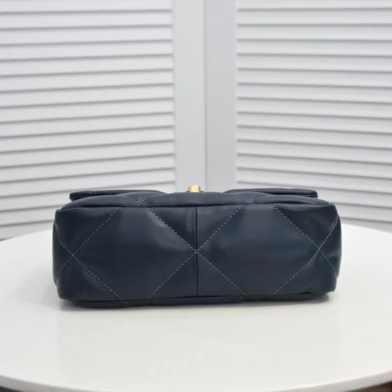 💰370￥ Chanel's latest hot model in the deep blue small size has been shipped📣📣Synchronized at the counter🤭Imported cowhide🐂feels very soft. The upper body effect is super good, it can be carried by hand, on one shoulder or cross-body, showing the elegance and charm of women. Hurry up and get it. Style number: 9010. Size: 26*16*10cm.