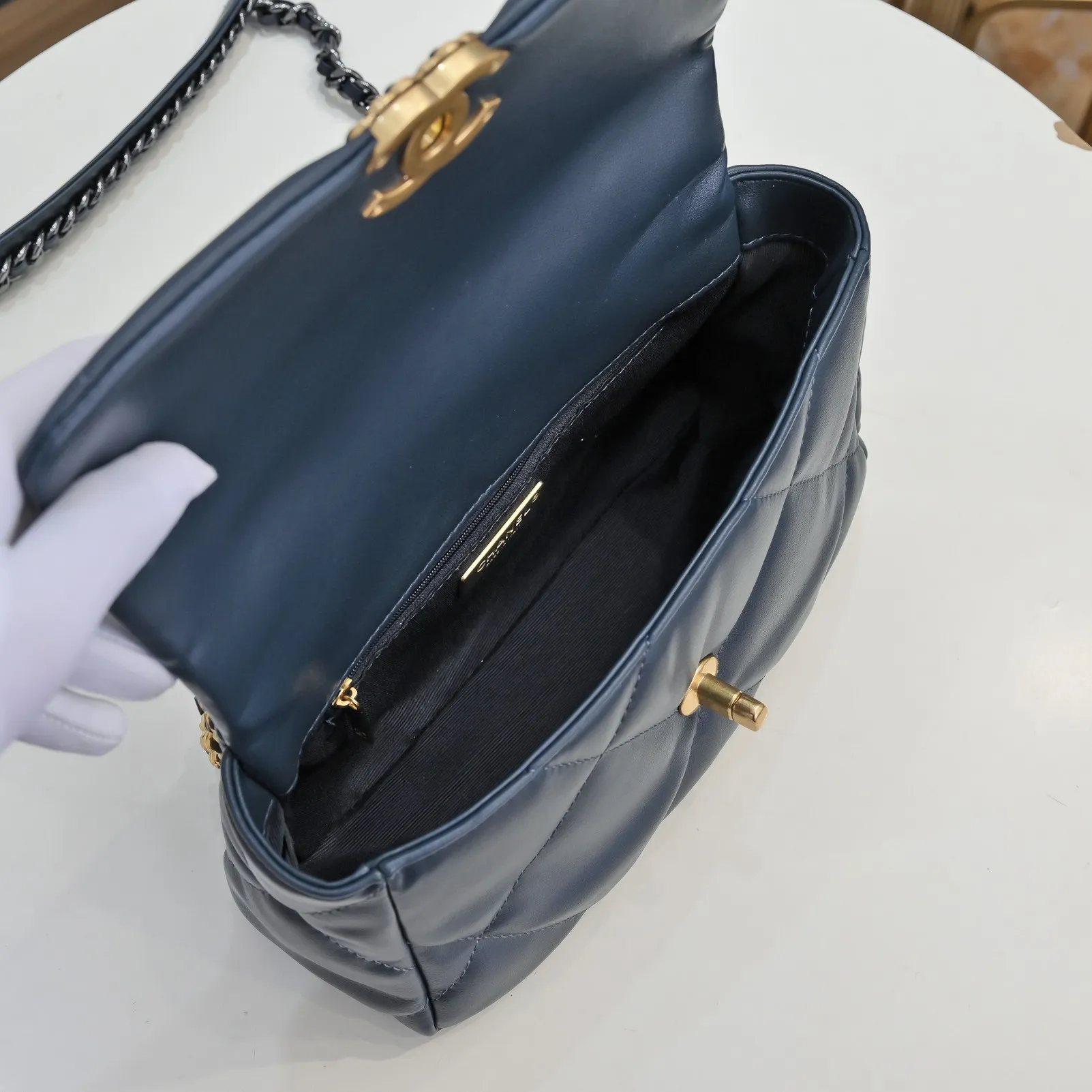 💰370￥ Chanel's latest hot model in the deep blue small size has been shipped📣📣Synchronized at the counter🤭Imported cowhide🐂feels very soft. The upper body effect is super good, it can be carried by hand, on one shoulder or cross-body, showing the elegance and charm of women. Hurry up and get it. Style number: 9010. Size: 26*16*10cm.