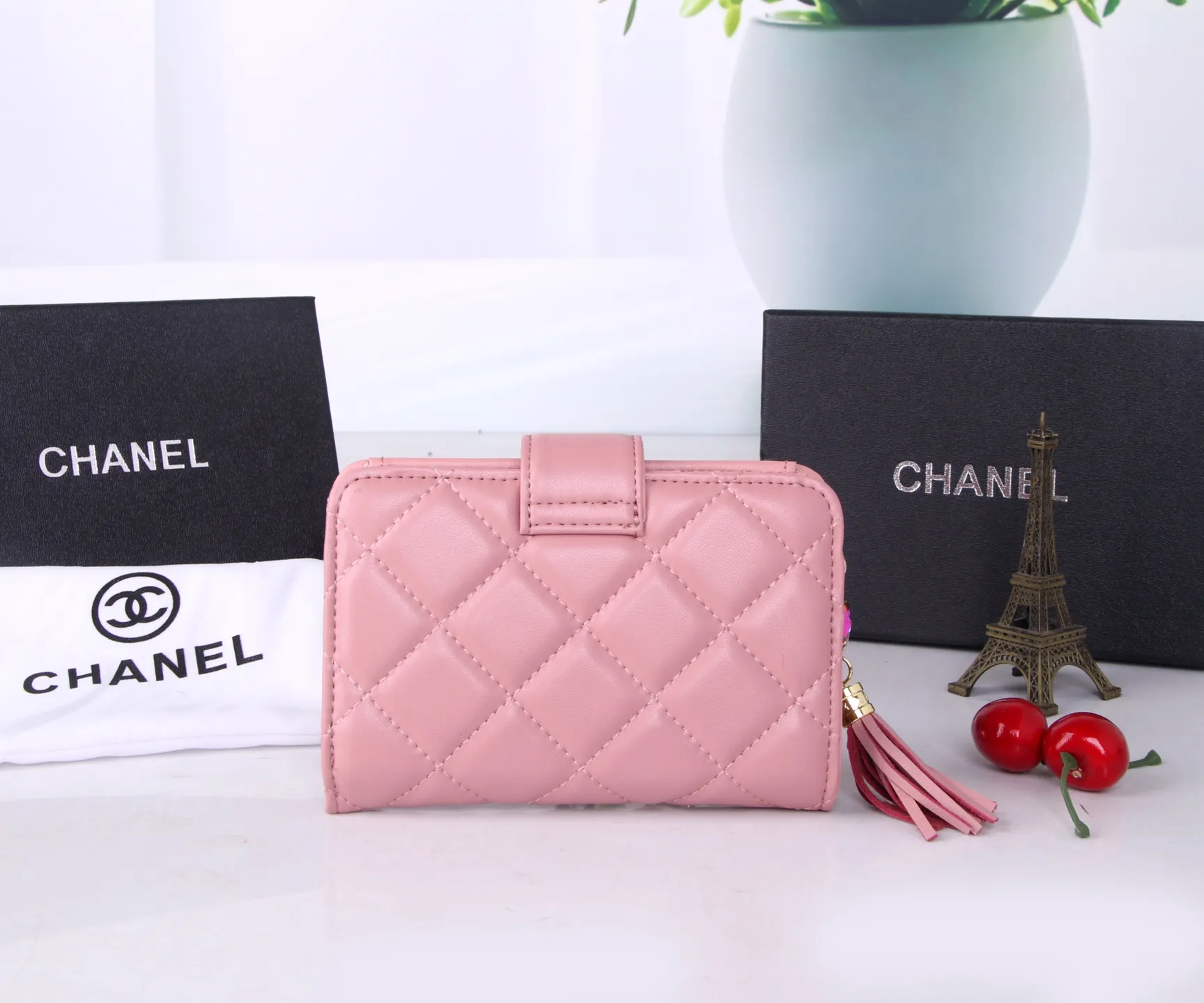 P170 Style No.: 801 Brand: Chanel Color: Black Pink Size: 15*10*3 Description: The latest models from Chanel counters are now available! Made of first-layer lambskin, the workmanship is exquisite, comparable to the counters! Multifunctional small wallet with rich interior compartments, super practical!