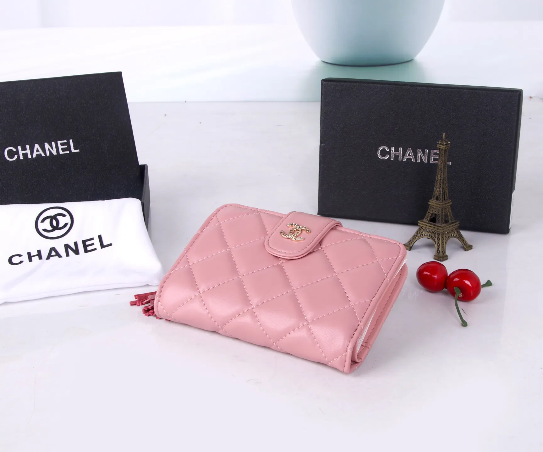 P170 Style No.: 801 Brand: Chanel Color: Black Pink Size: 15*10*3 Description: The latest models from Chanel counters are now available! Made of first-layer lambskin, the workmanship is exquisite, comparable to the counters! Multifunctional small wallet with rich interior compartments, super practical!