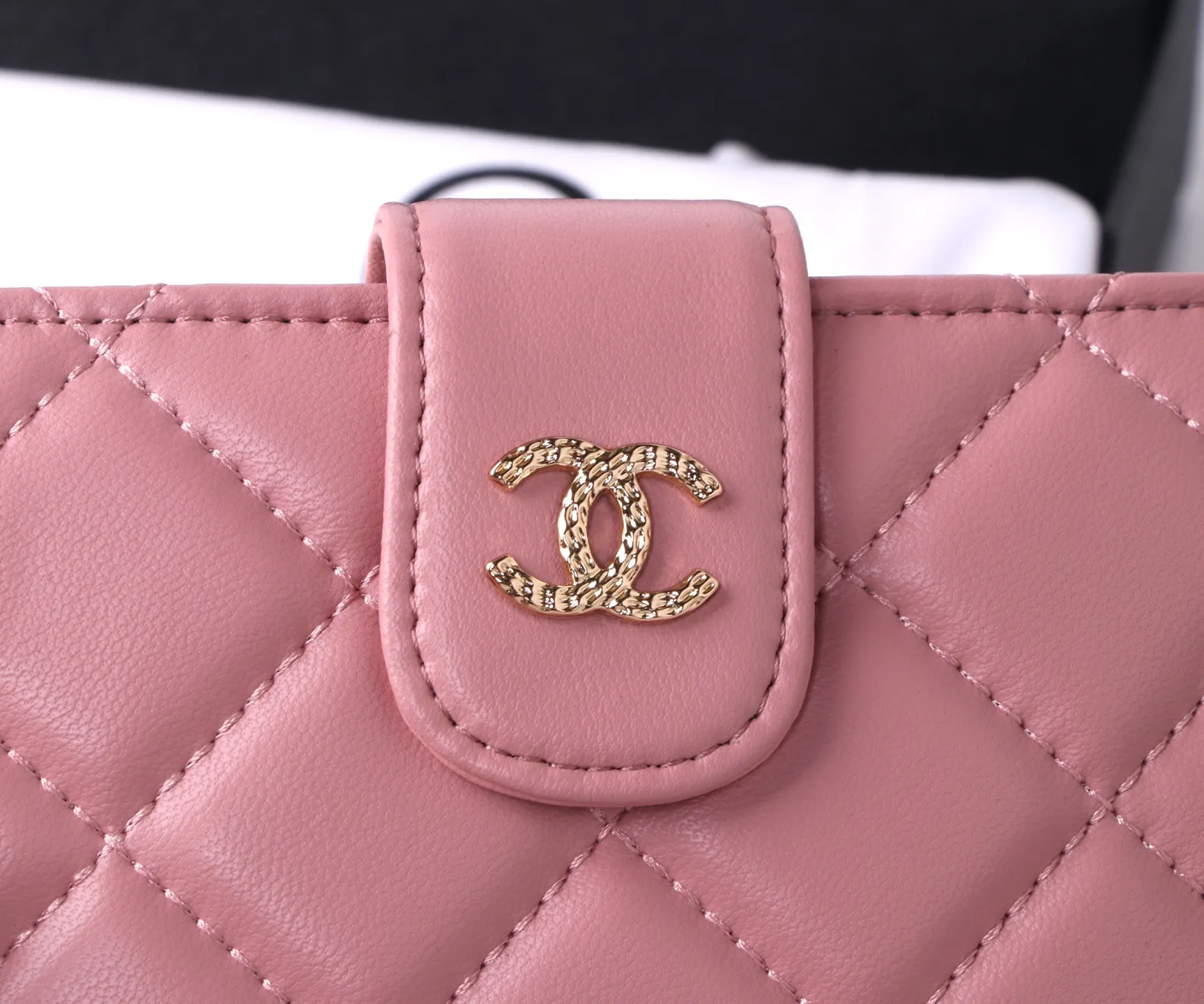P170 Style No.: 801 Brand: Chanel Color: Black Pink Size: 15*10*3 Description: The latest models from Chanel counters are now available! Made of first-layer lambskin, the workmanship is exquisite, comparable to the counters! Multifunctional small wallet with rich interior compartments, super practical!