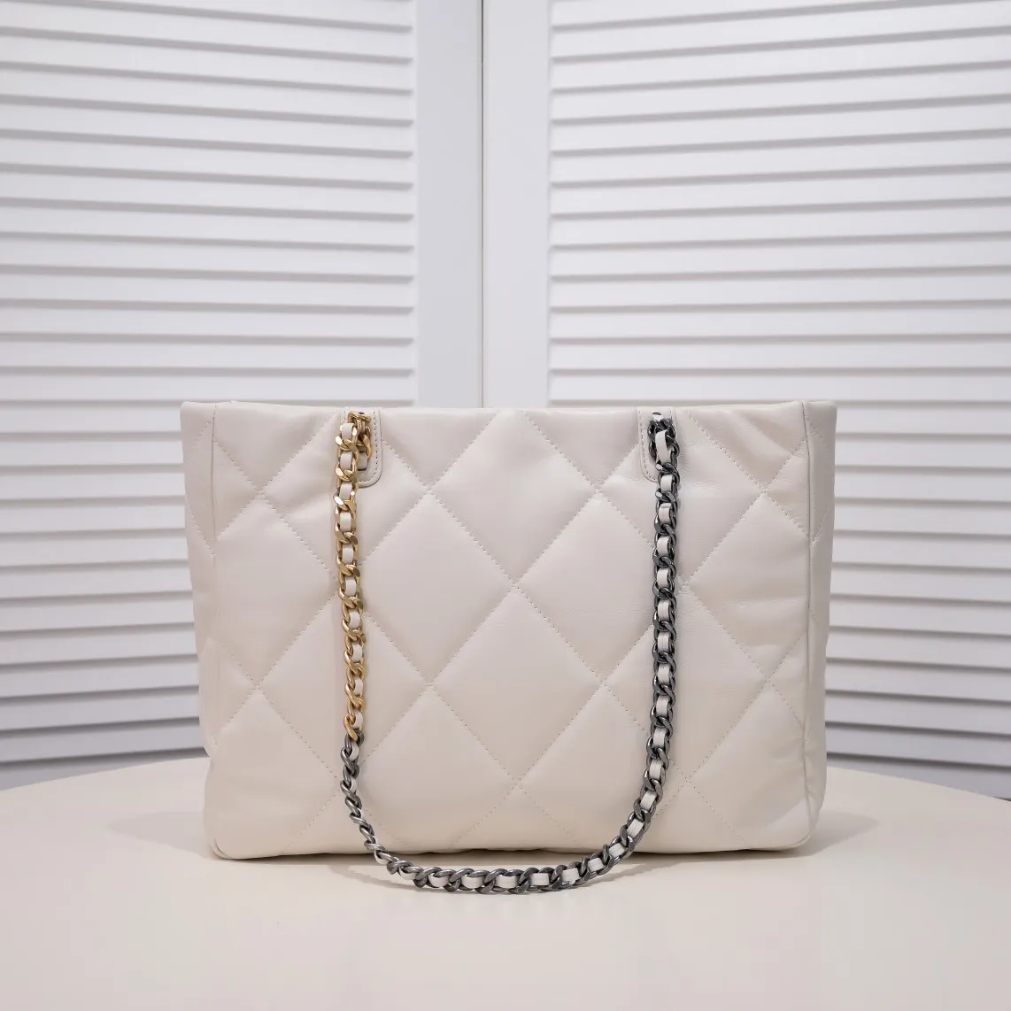 💰480￥Large 𝗖𝗛𝗔𝗡𝗘𝗟 𝟮𝟮𝗕 19𝑩𝑨𝑮 𝑻𝒐𝒕𝒆Black Gold Italian 🇮🇹 first-class [GR] lambskin🐑, feels delicate and soft, classic diamond pattern design is matched with leather-clad metal chains, gold has a high-end feel, this season's most classic black gold design, gathers all the elements of 19, super exquisite, soft and glutinous, a big bag of fried chicken is practical, deconstructs the classic bag shape, reshapes the trend and fashion, it is eye-catching, and it will last forever. Code: 9089 Size: 36*27*8.5cm