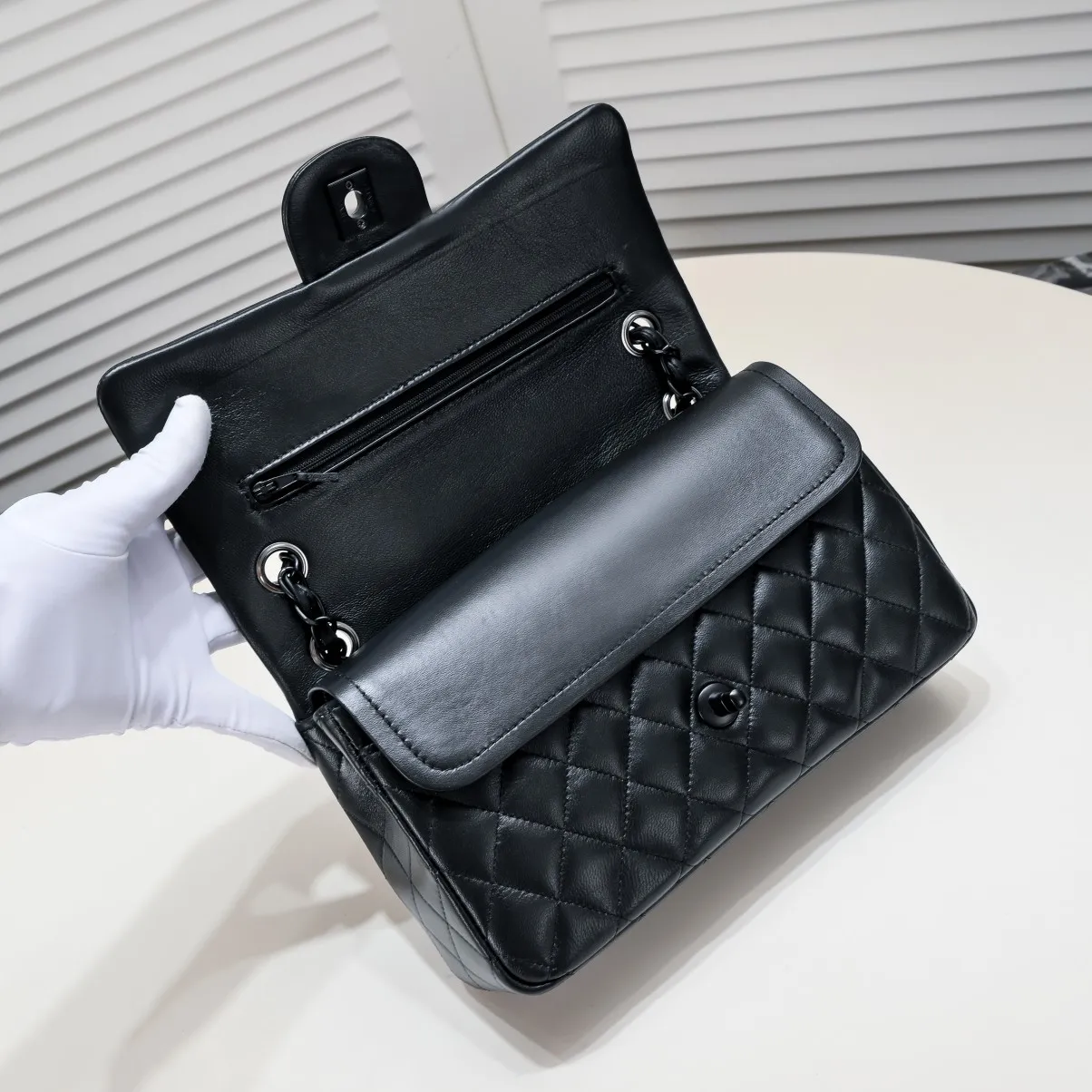 💰400￥Black buckle Chanel🔥Exclusive quality real shot shipment✈️Official website updated simultaneously👑Chanel sheep pattern classic style with original hardware, summer style is coming💋CHANEL ‼ ️Crossbody bag, sheepskin with red lining🌸‼ ️ 🙈Fashion new favorite🙈 Size: 25.5*16*6.5. Style number: 1112 sheepskin