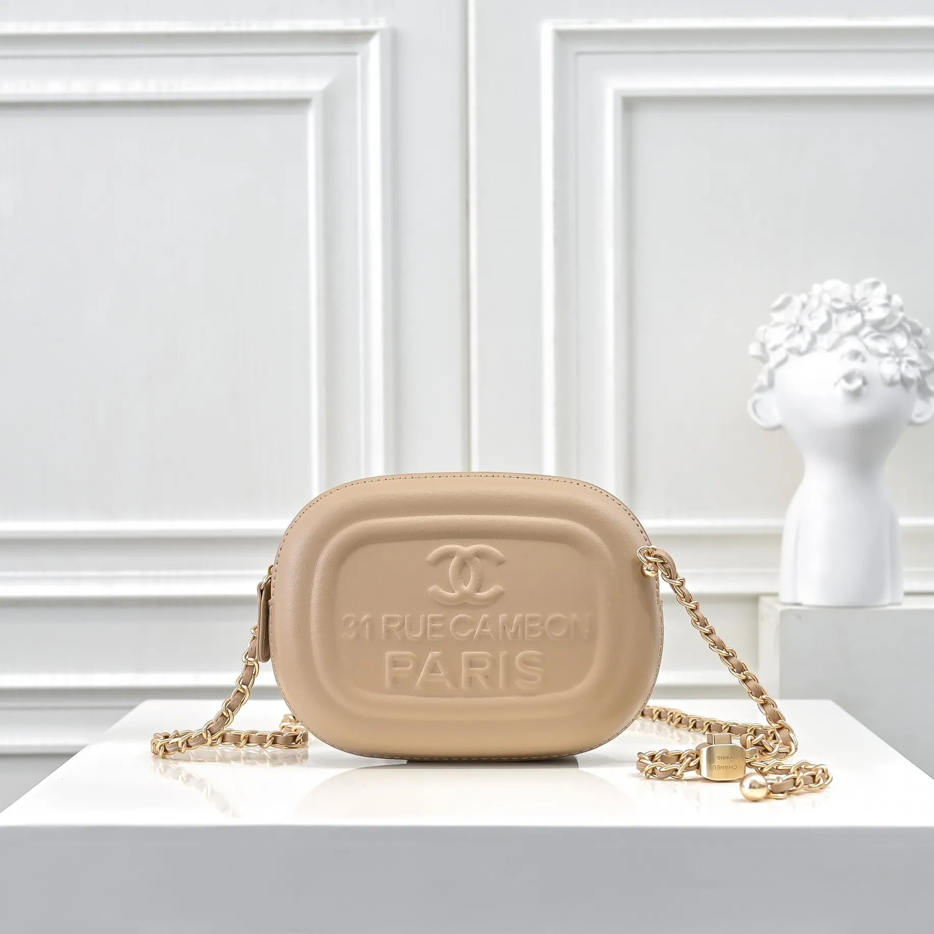 💰380￥CHANEL25C early spring vacation series. Gold fan camera bag. I love this one. The shape is the embossed character design style. I like the versatile object. It is really wow. It is so beautiful. It is a Xiangjia bag that looks small but can hold mobile phone keys, lipstick, powder, card, money, and is just the finishing touch to the whole body look. Size: 18x13cm, style number: 669
