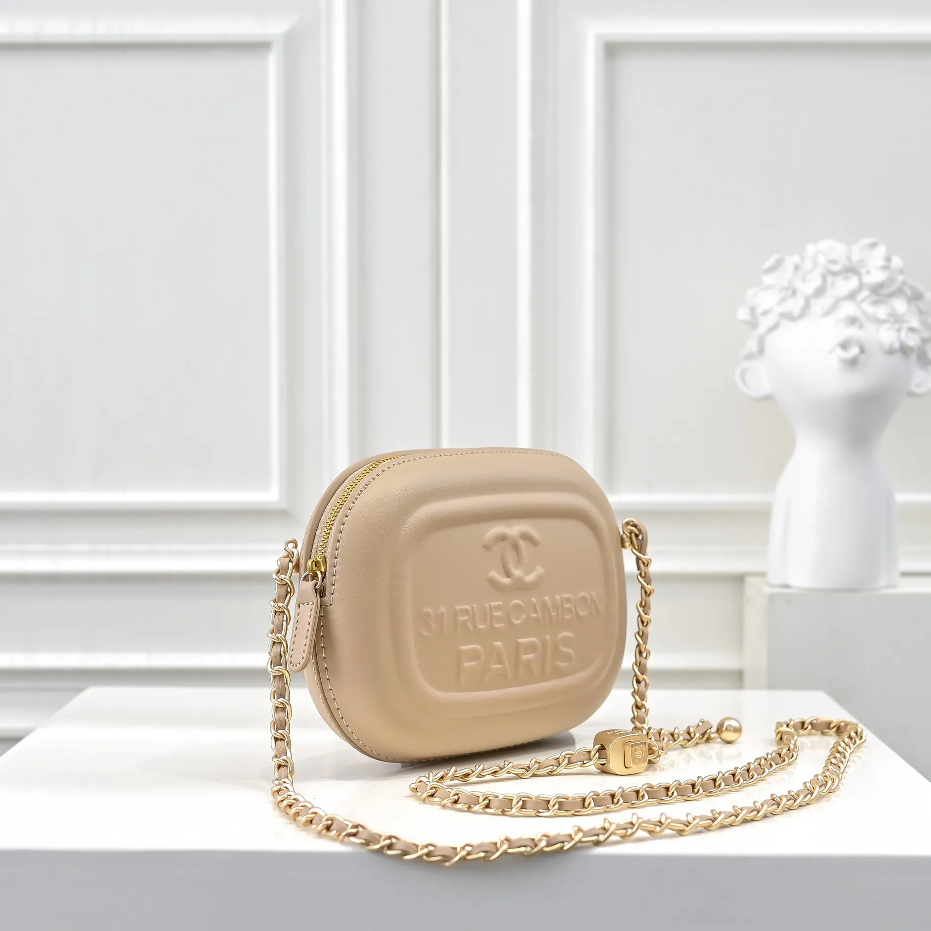 💰380￥CHANEL25C early spring vacation series. Gold fan camera bag. I love this one. The shape is the embossed character design style. I like the versatile object. It is really wow. It is so beautiful. It is a Xiangjia bag that looks small but can hold mobile phone keys, lipstick, powder, card, money, and is just the finishing touch to the whole body look. Size: 18x13cm, style number: 669