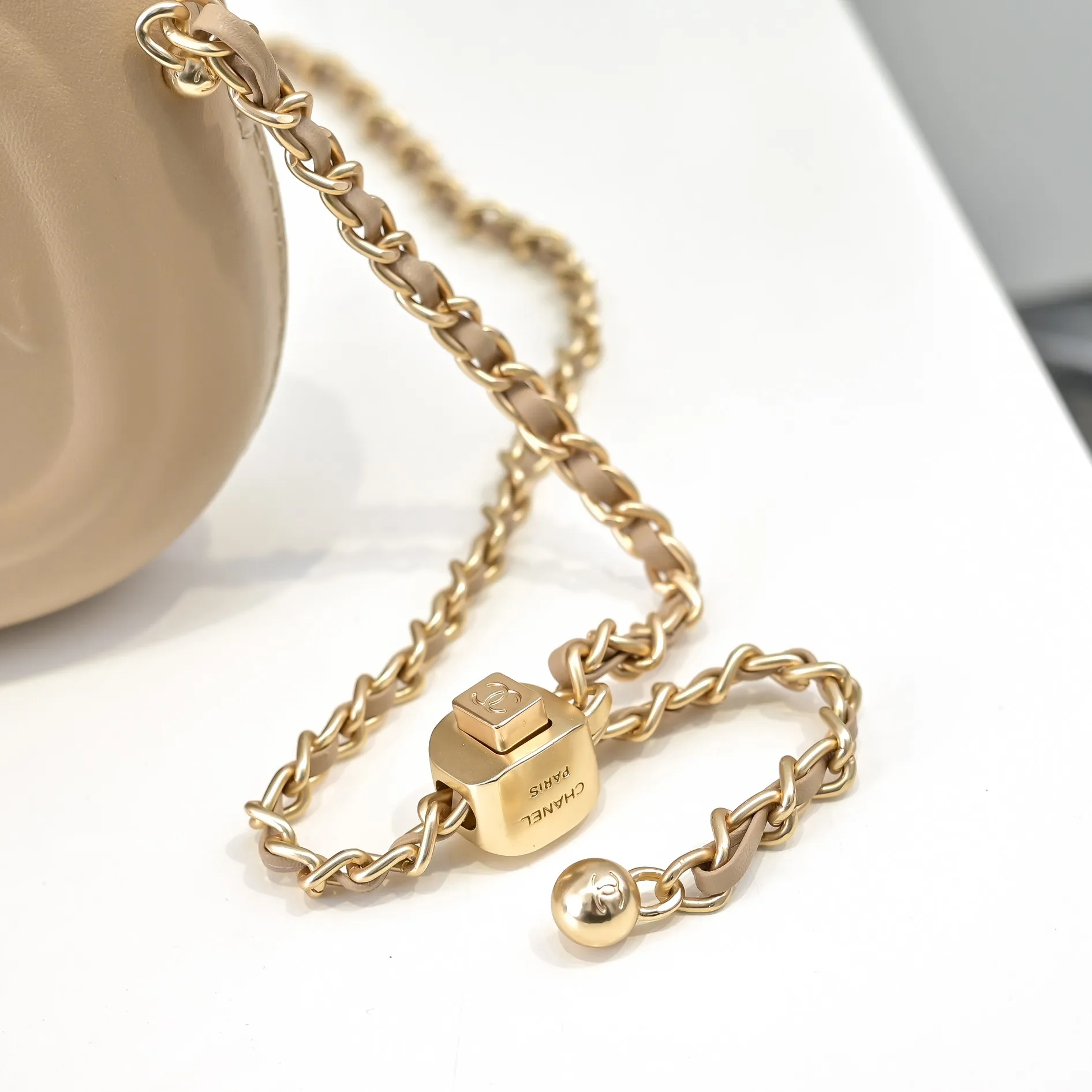 💰380￥CHANEL25C early spring vacation series. Gold fan camera bag. I love this one. The shape is the embossed character design style. I like the versatile object. It is really wow. It is so beautiful. It is a Xiangjia bag that looks small but can hold mobile phone keys, lipstick, powder, card, money, and is just the finishing touch to the whole body look. Size: 18x13cm, style number: 669