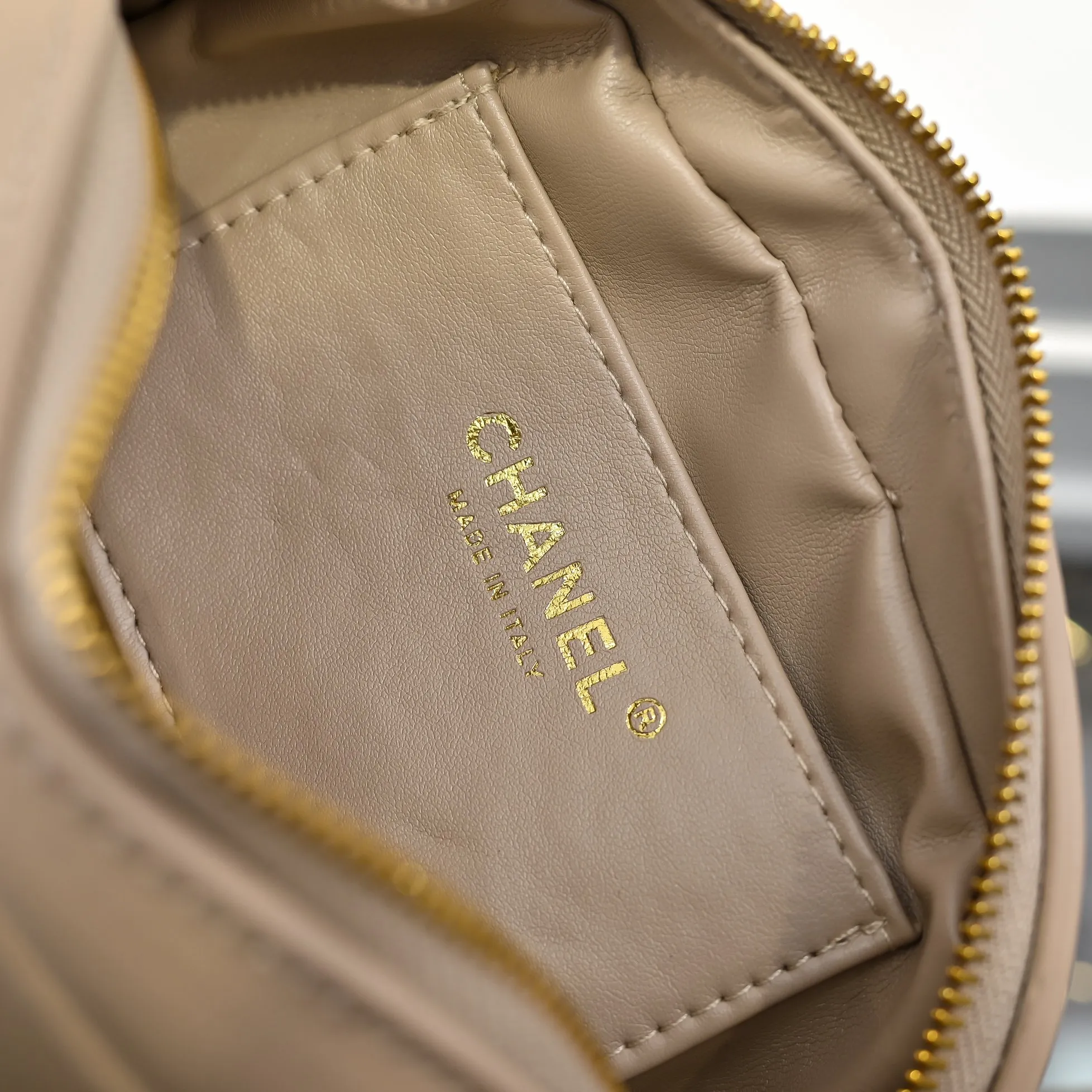 💰380￥CHANEL25C early spring vacation series. Gold fan camera bag. I love this one. The shape is the embossed character design style. I like the versatile object. It is really wow. It is so beautiful. It is a Xiangjia bag that looks small but can hold mobile phone keys, lipstick, powder, card, money, and is just the finishing touch to the whole body look. Size: 18x13cm, style number: 669