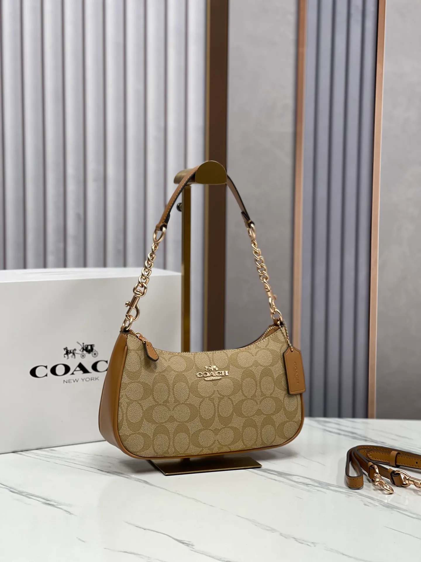 Top original order batch 380💰coach/Coach new color armpit bag new model in stock. Model CA548, 209, 173. C's Outlet women's bag color-blocked TERI shoulder bag. . DETAILS details Material: cow leather 2 credit card slots Built-in multi-function pocket Top zipper closure, fabric lining Detachable handle with vertical length of 21cm Detachable shoulder strap with vertical length of 58cm, can be used for shoulder or crossbody Dimensions: 24.5cm (length) × 15.5cm (height) 7.5cm (width),