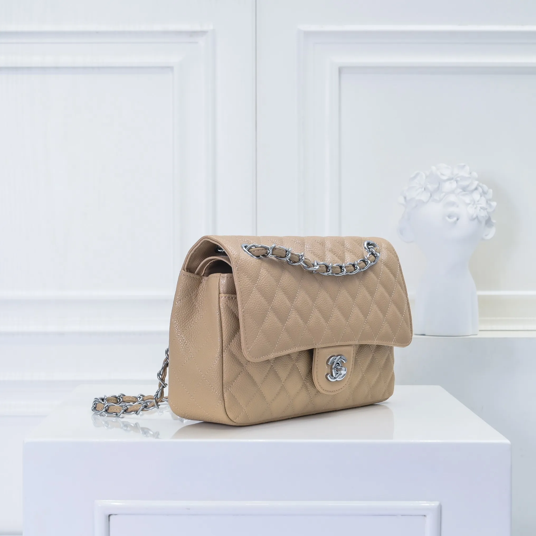 💰420￥Chanel,...Palace-level poison👏...Overseas original factory CF2.55...😱 Absolutely the top-notch caviar ball-grain cowhide you have never seen...✨Real K gold➰Gold buckle✨👑 The line spacing is perfectly consistent. The side of the bag is perfectly streamlined👏..It must have such a texture to be perfect💋 Follow the 9-pin diamond pattern. The flip cover is smooth and seamless ☑️ Strong visual three-dimensional effect 🔱 The diamond pattern is full and delicate 💑 It is super smooth, soft and comfortable to use 👒 CF is a must-have for girls. Size: 25.5*16*6.5cm. Style number: 1112 ball pattern
